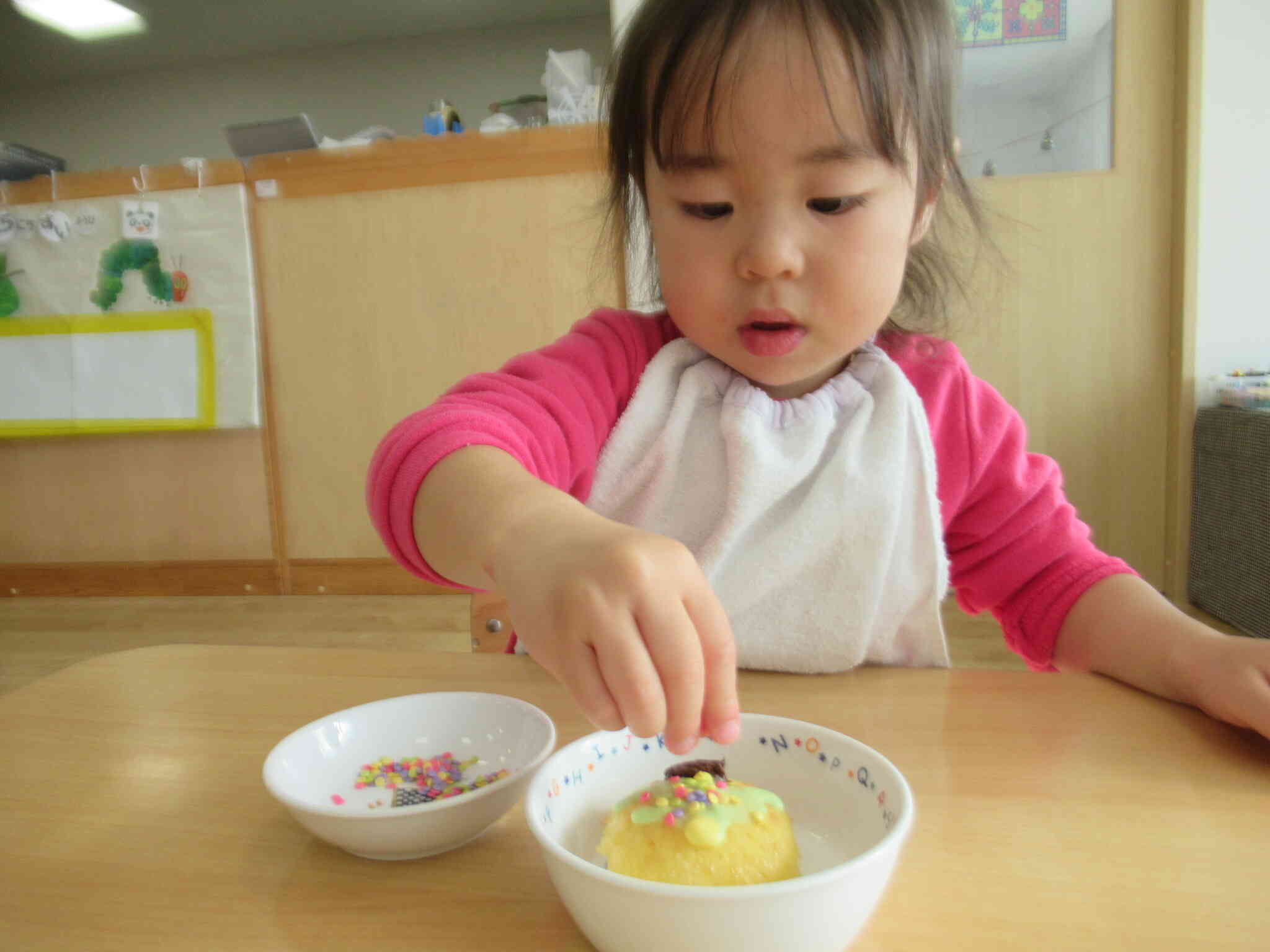 できあがったマドレーヌをかわいくしてみよう！チョコをパラ、パラ、パラ～