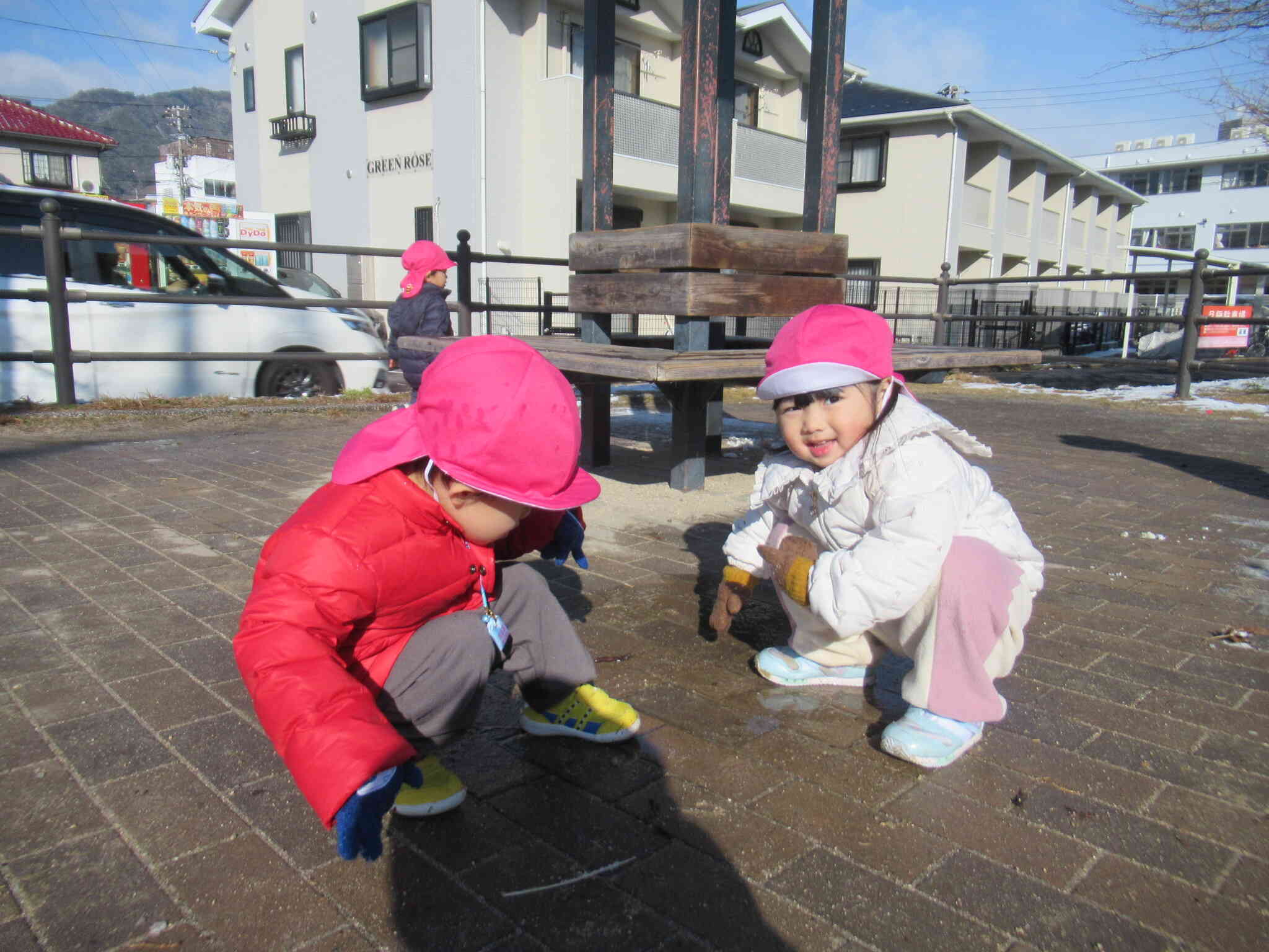 屋根から雪解け水 落ちてきて　水たまりみたいになってるよ ...　雨みたいでおもしろ～い