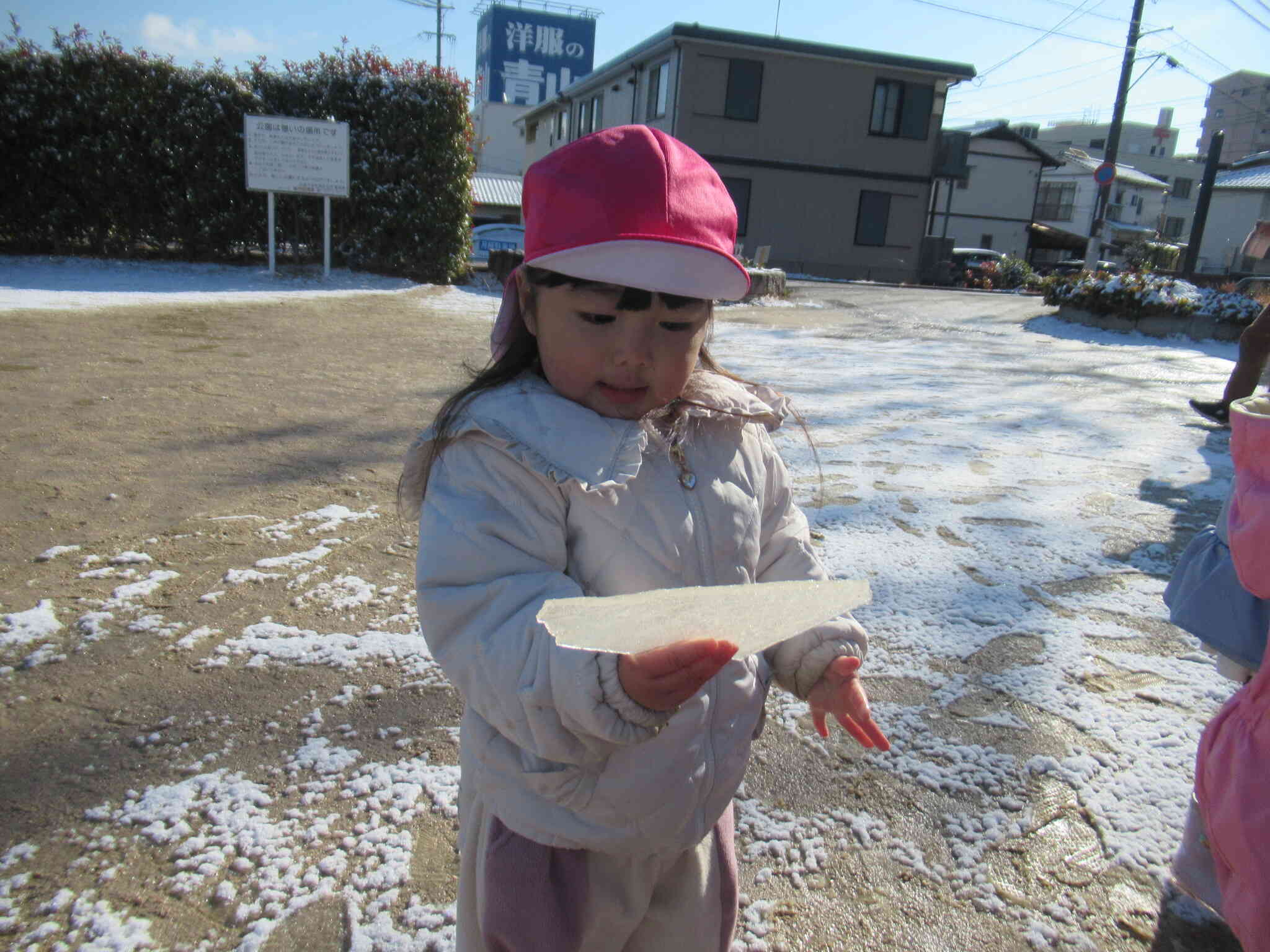 おっきい氷み～つけた　こんな氷 初めてさわったよ　なんだか でっかいアイスみたいでおいしそう ...　ほんとに食べたくなっちゃった