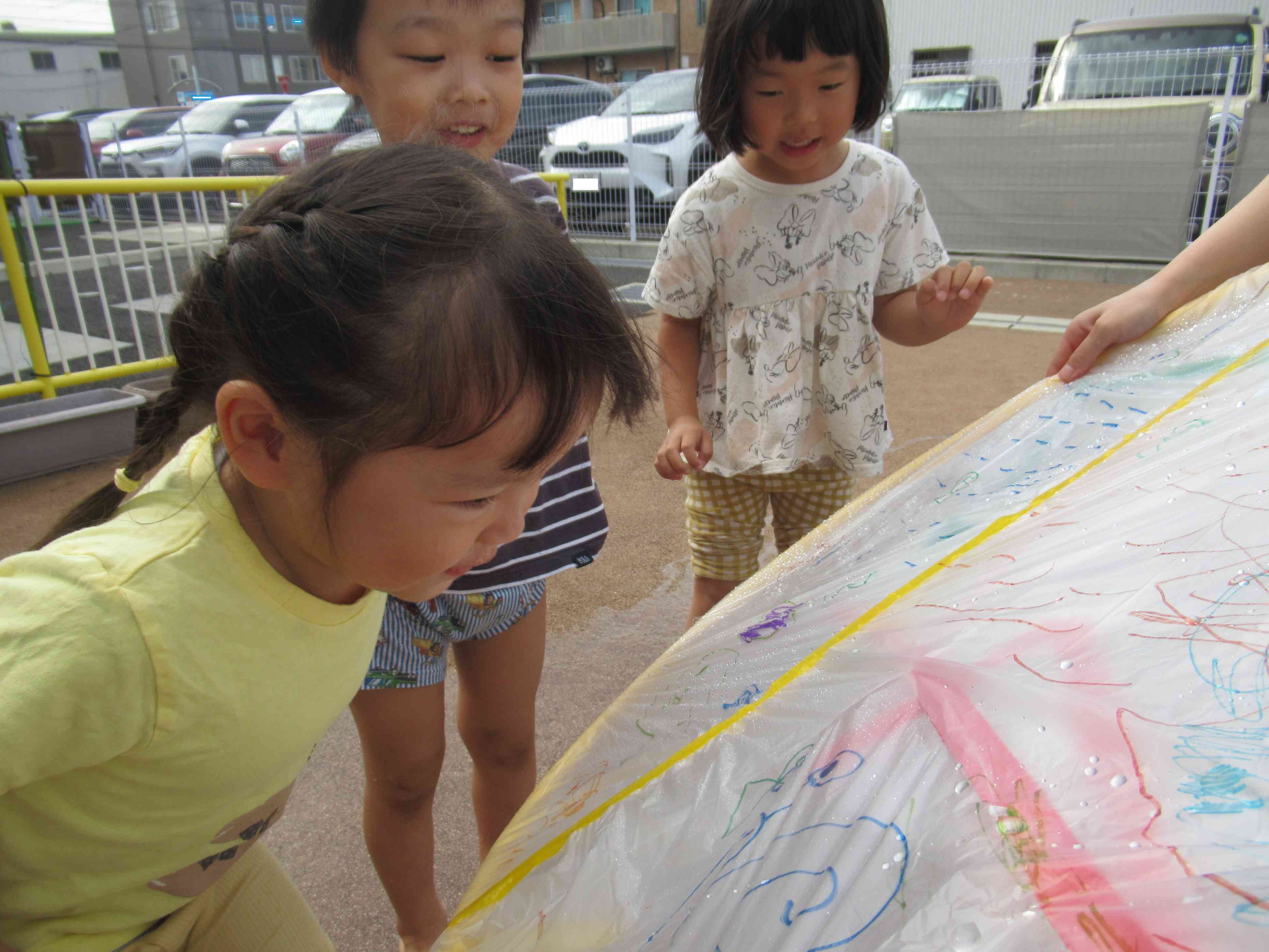 雨の粒を観察しています