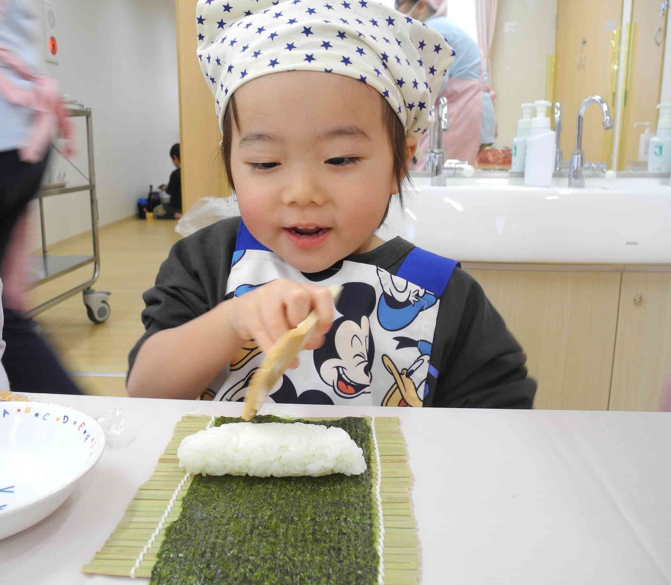 ご飯を海苔の上に広げるよ