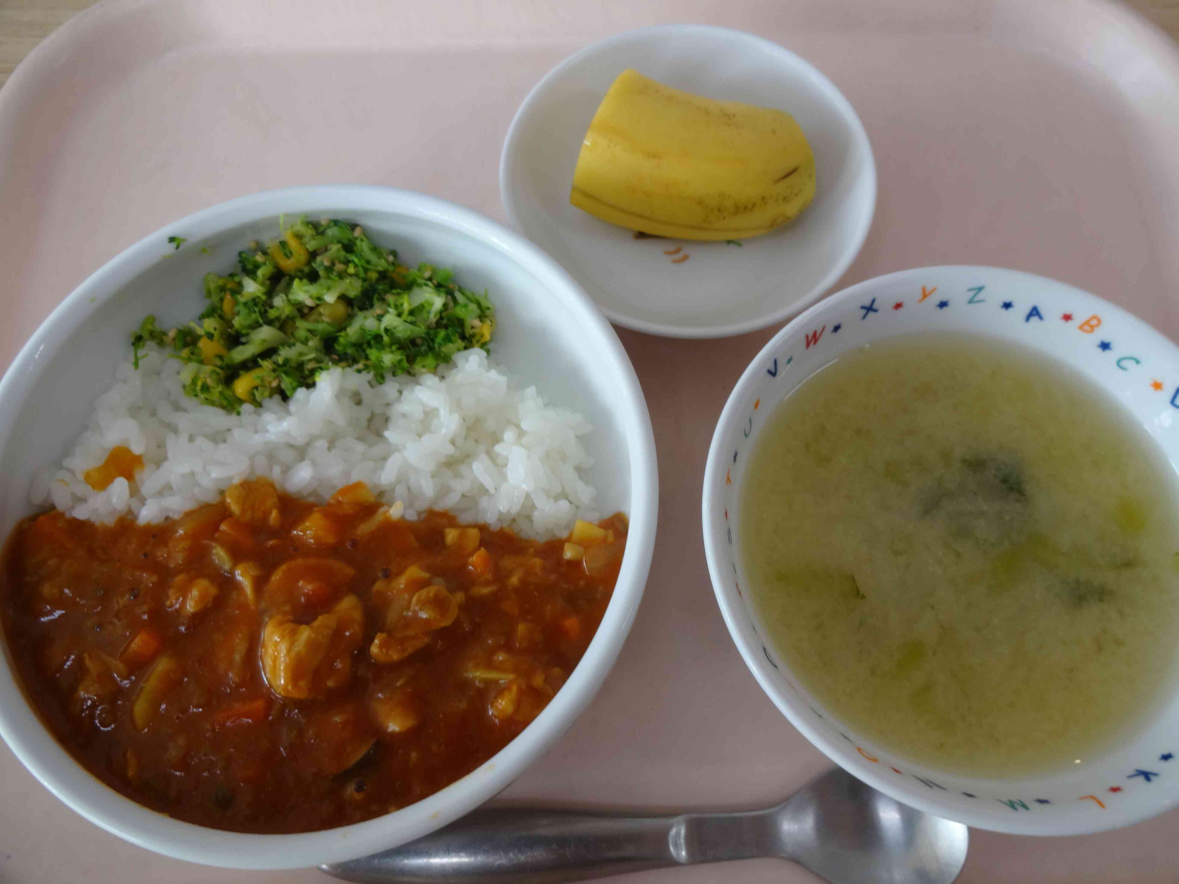 今日の給食のメニューはチキンカレーでした！