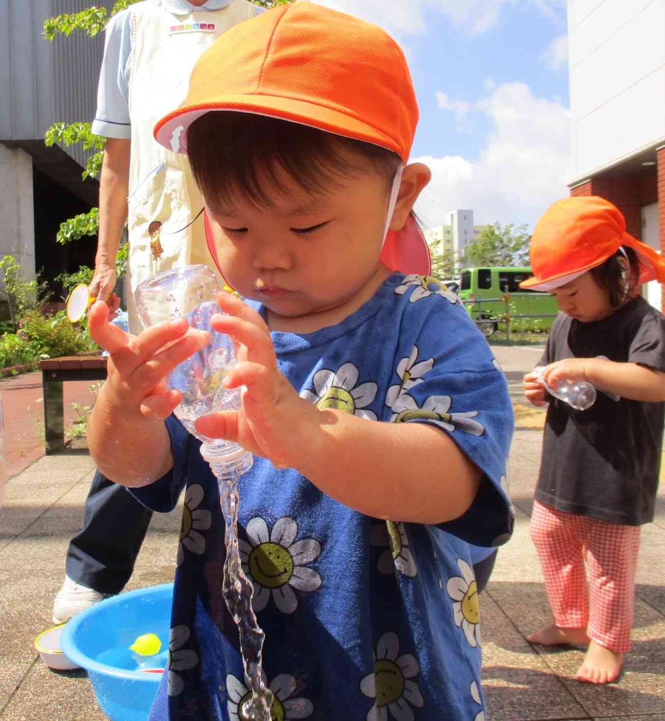 空き容器に水を入れては「じゃ～！」っと流して水の動きをよくみていました。