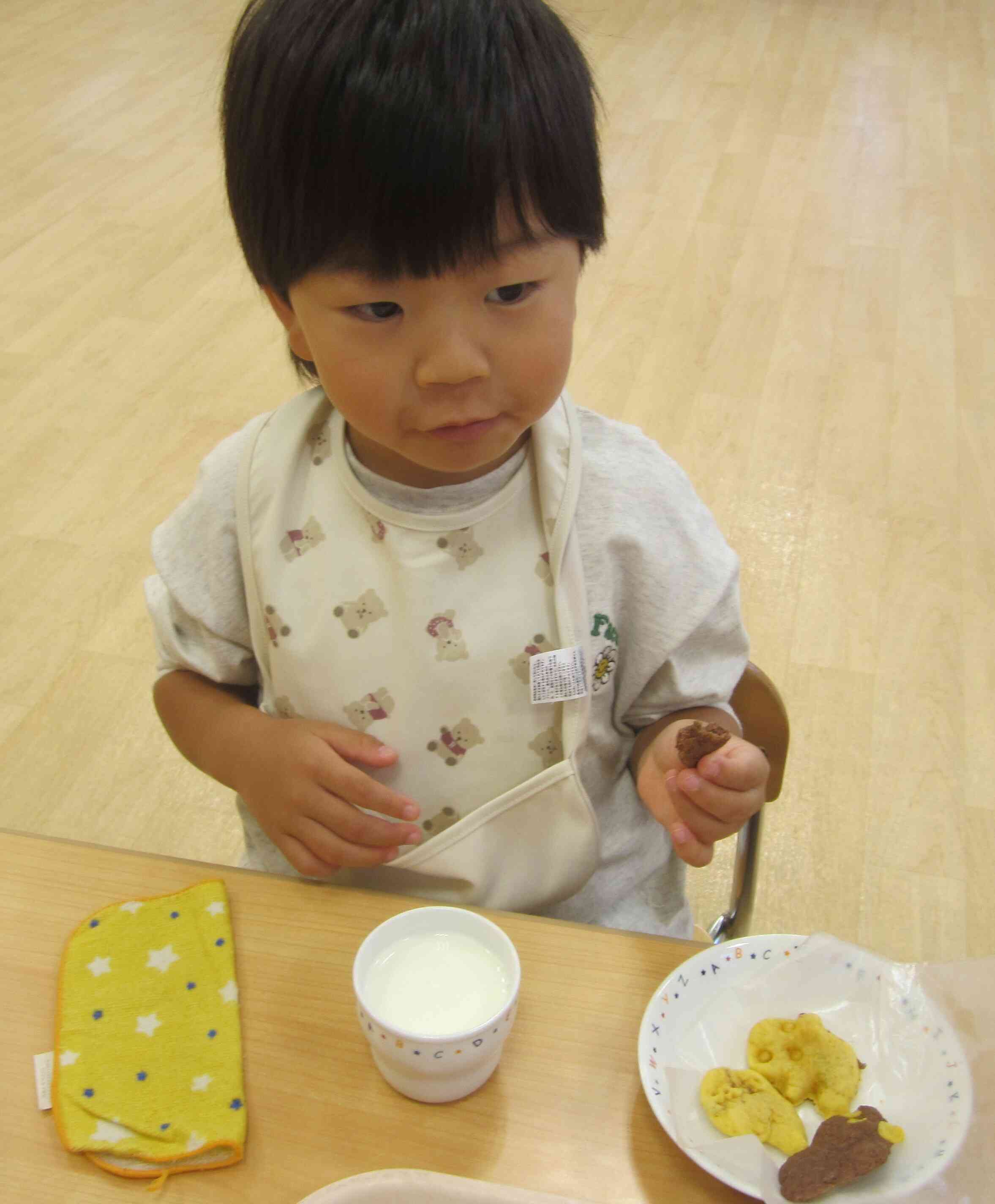 お友だちと自分で作ったクッキーを見せ合い、嬉しそうに食べていました！