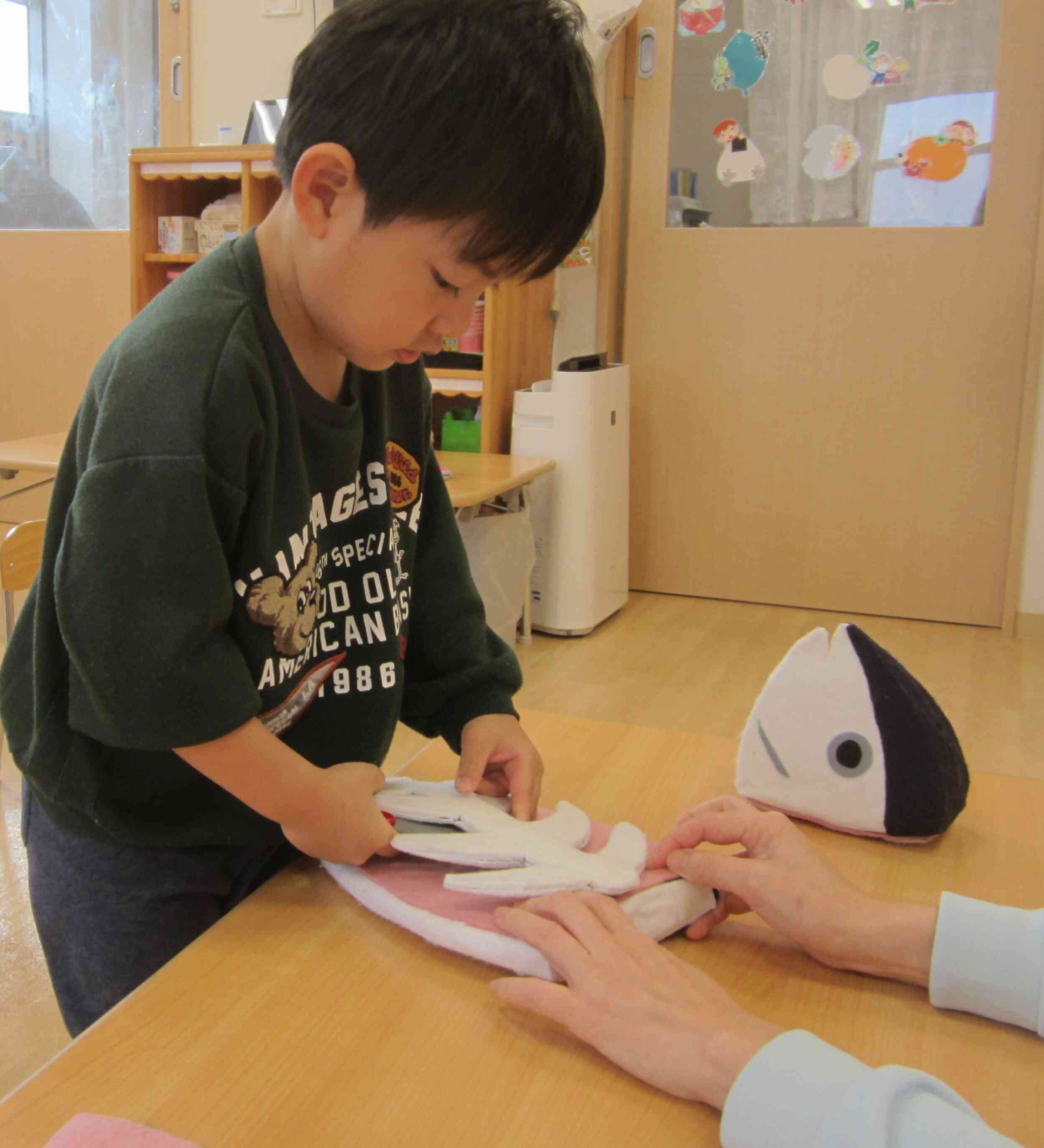 模型のお魚をさばいていくと骨が登場！「骨は食べられないよね～」と確認しながら取り除いていました！！ この日の給食は「さばの塩焼き」でいつも以上にモリモリ食べていました♪