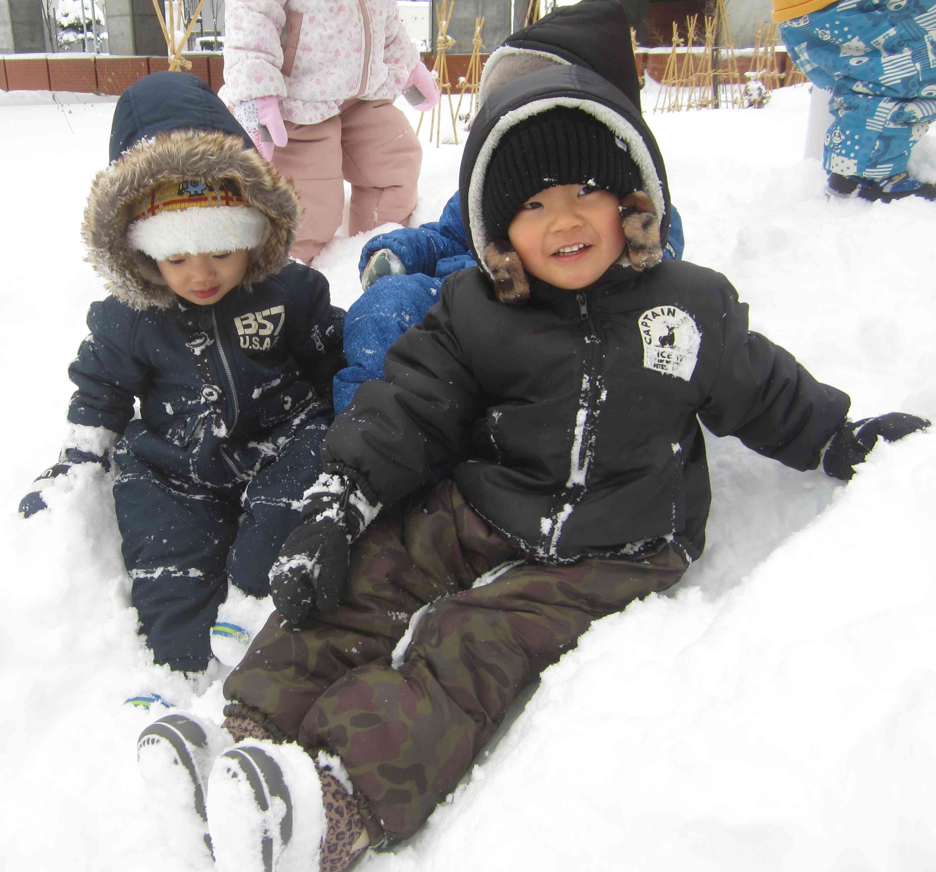 雪の滑り台を早くしたい様子でしたが、雪山を作れるほどの雪の量はなく・・。それでも雪の上をお尻で滑って進んで楽しんでいました♪