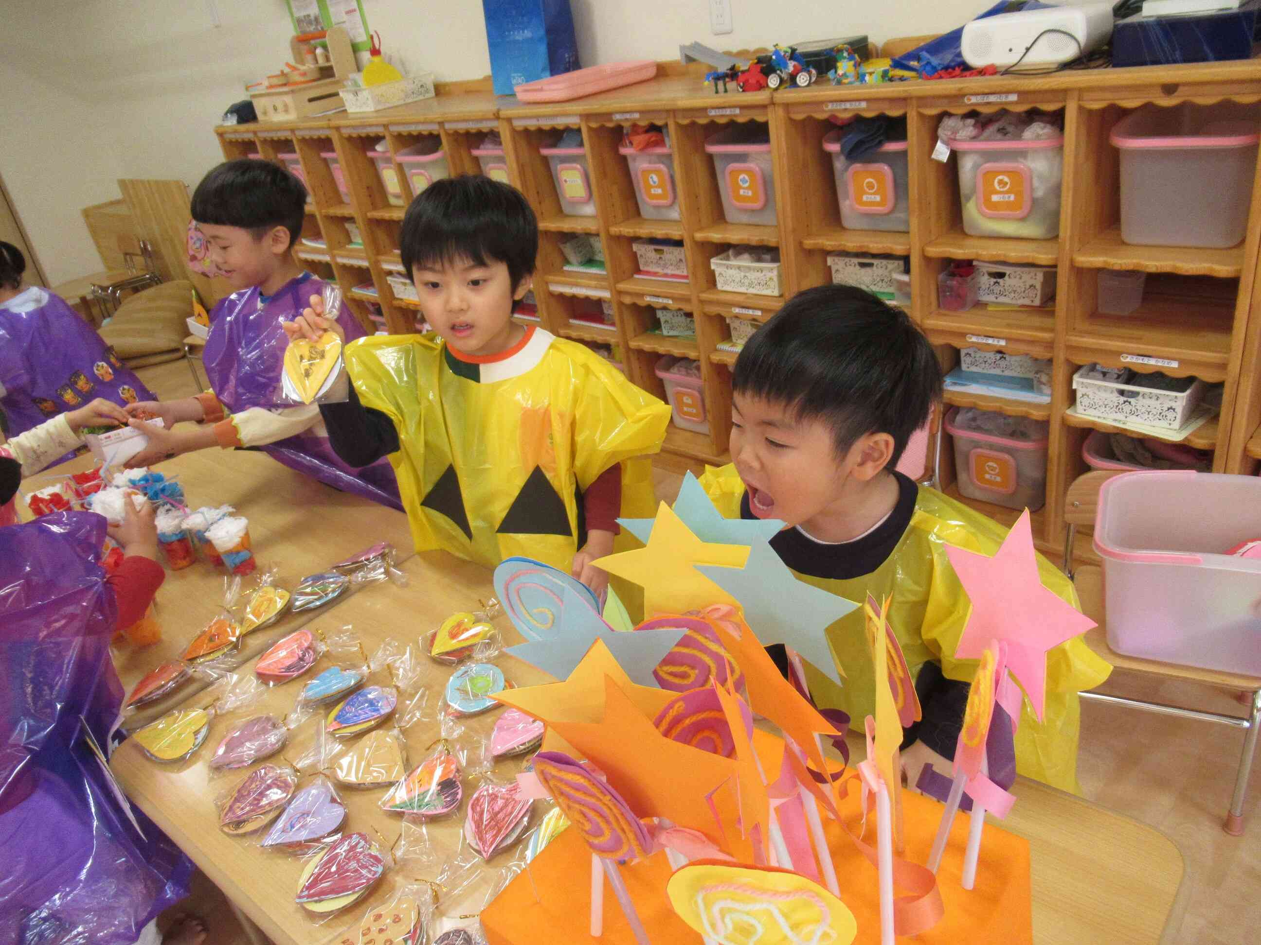 ４歳児クラスさんは「お菓子屋さん」。おいしいクッキーはいかがですか~。