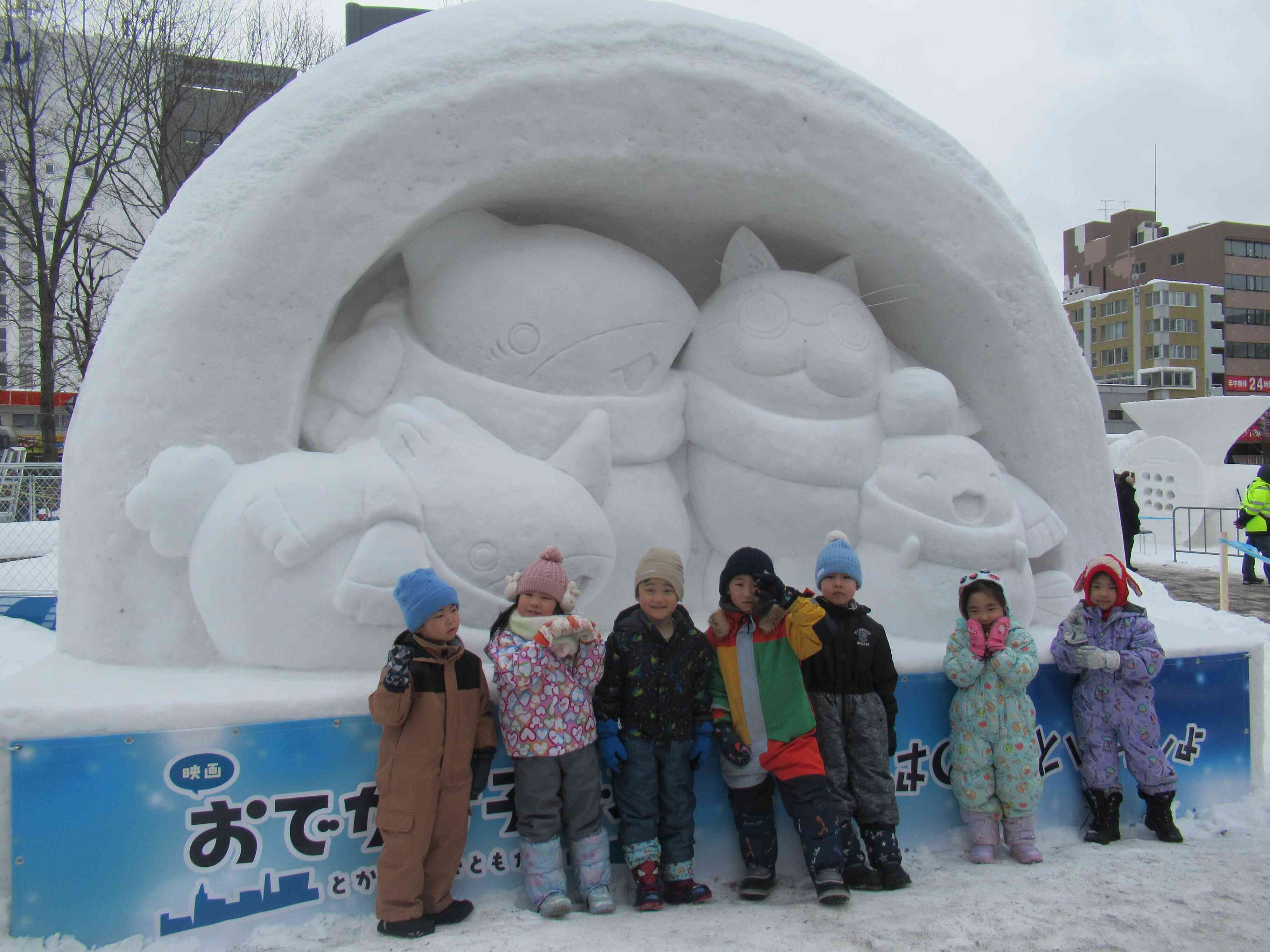 大きな雪像と一緒に♡