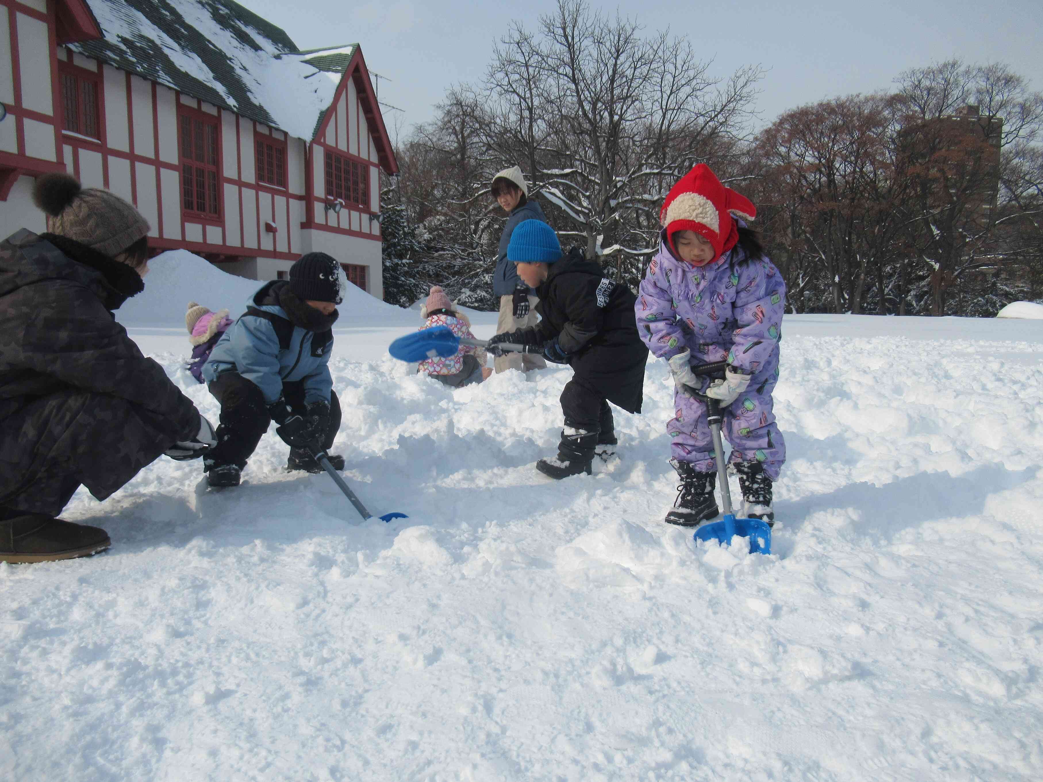 スコップで雪遊びもしたよ！