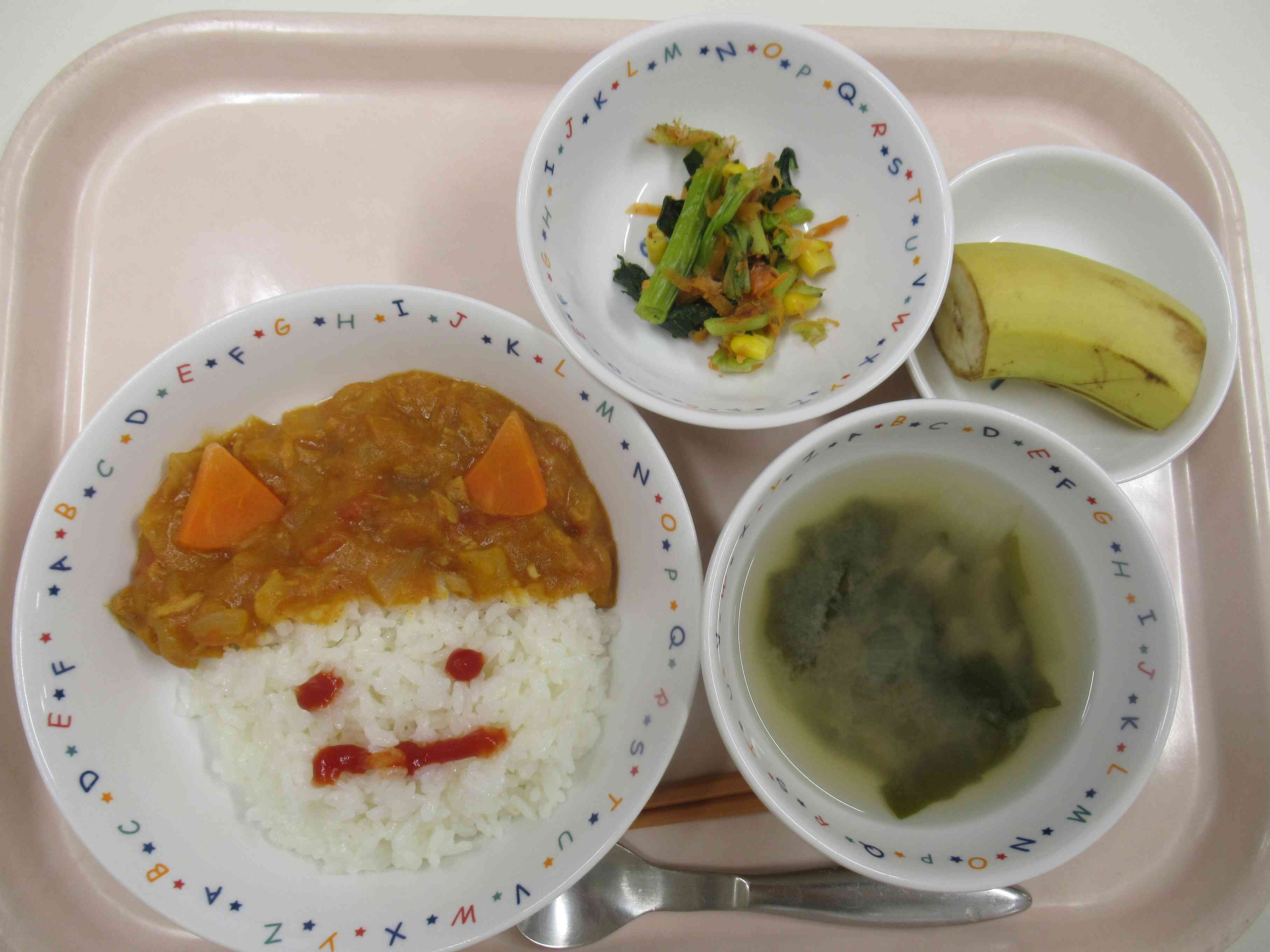 給食は節分に合わせて鬼の顔したカレーでした♪