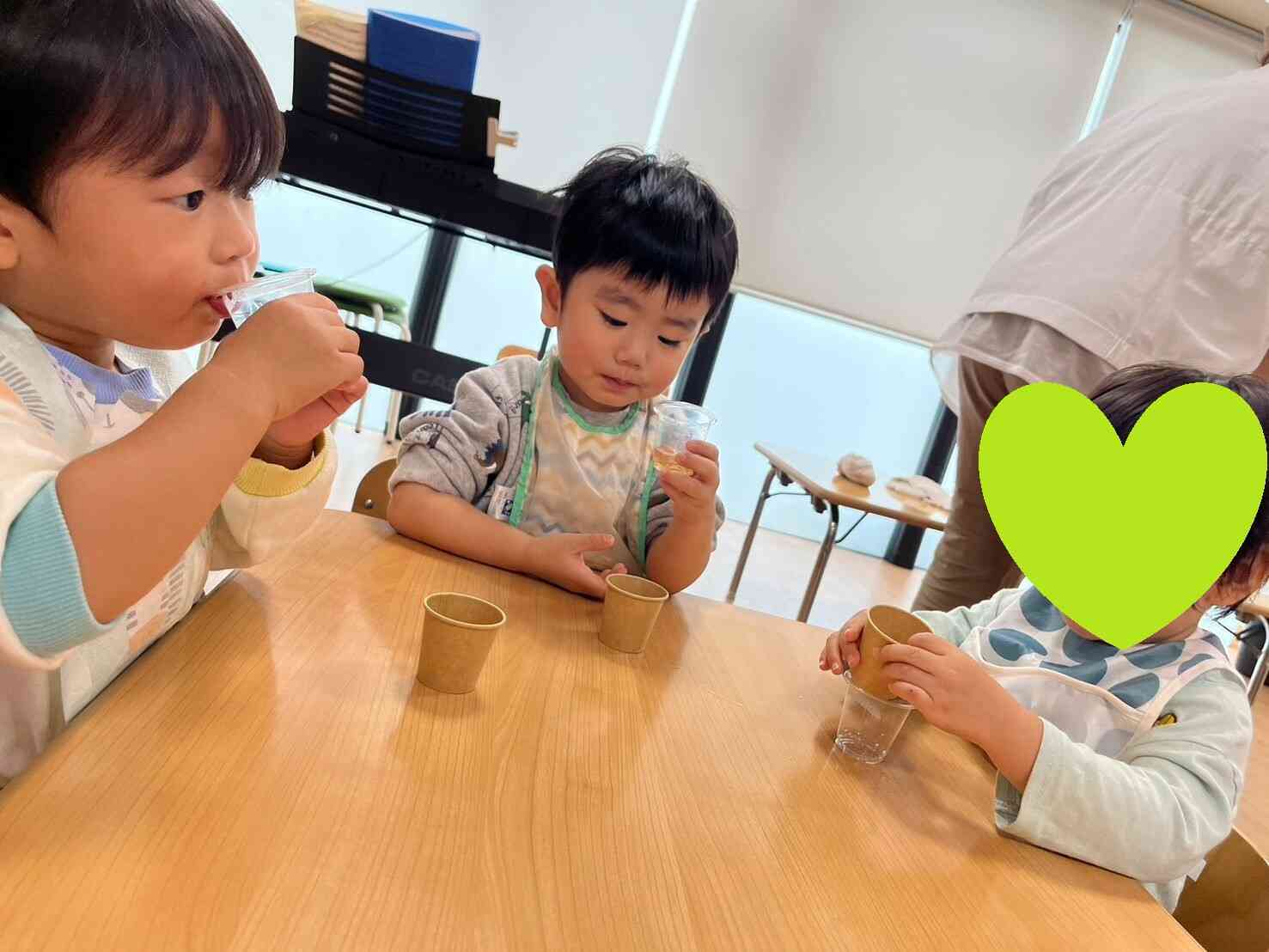 出汁の飲み比べ中！かつおだしと昆布だしの飲み比べです！！