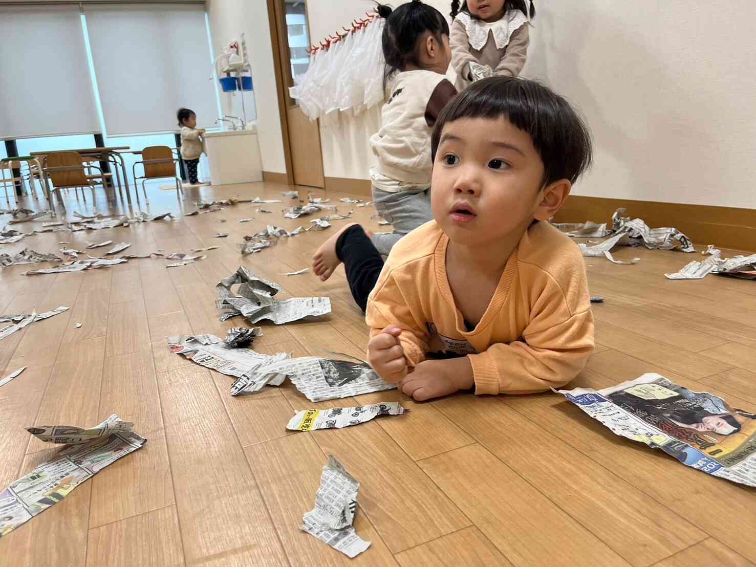 お部屋で新聞あそび～