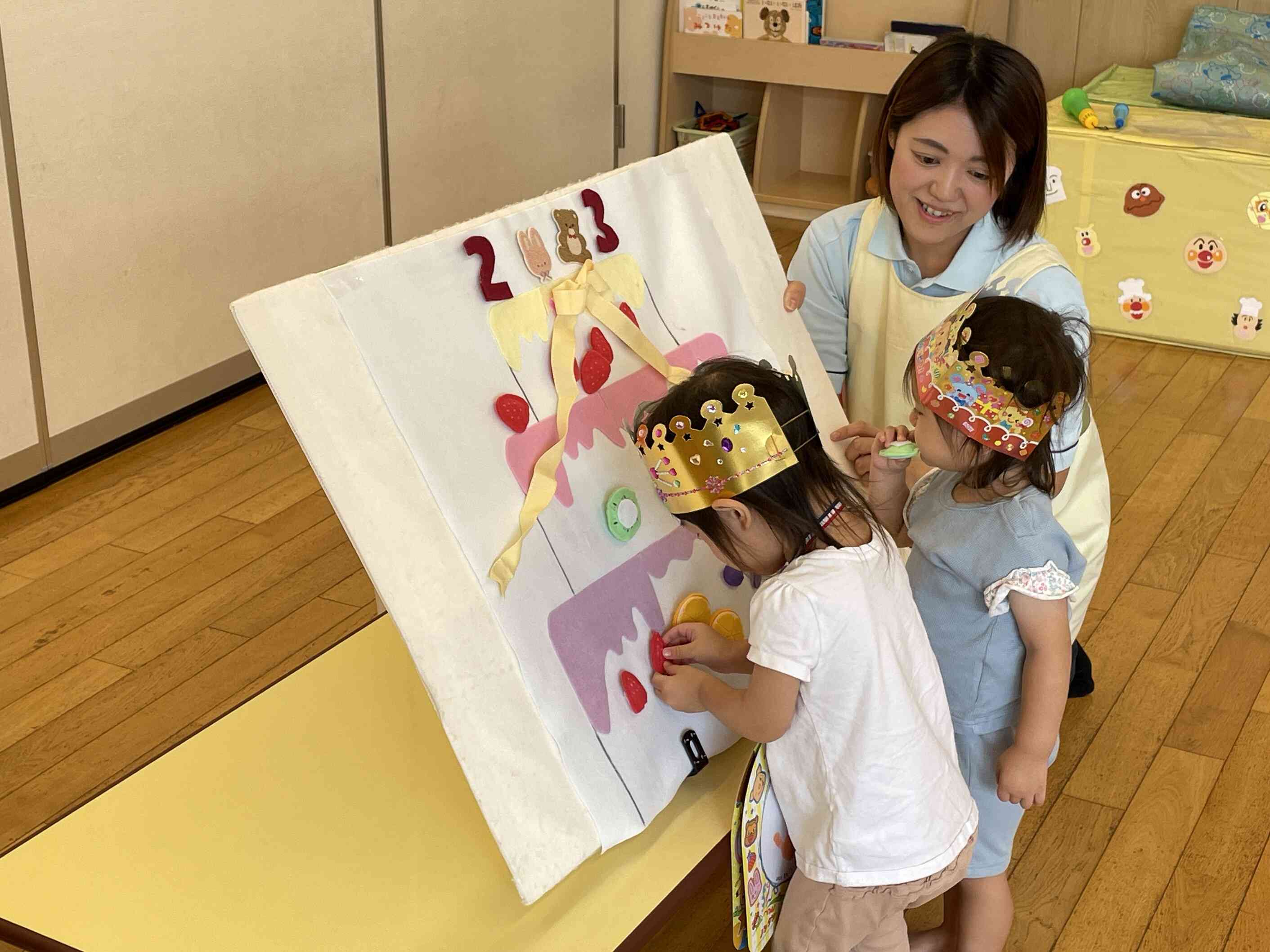 ケーキが出来上がったら2人に食べてもらいました。