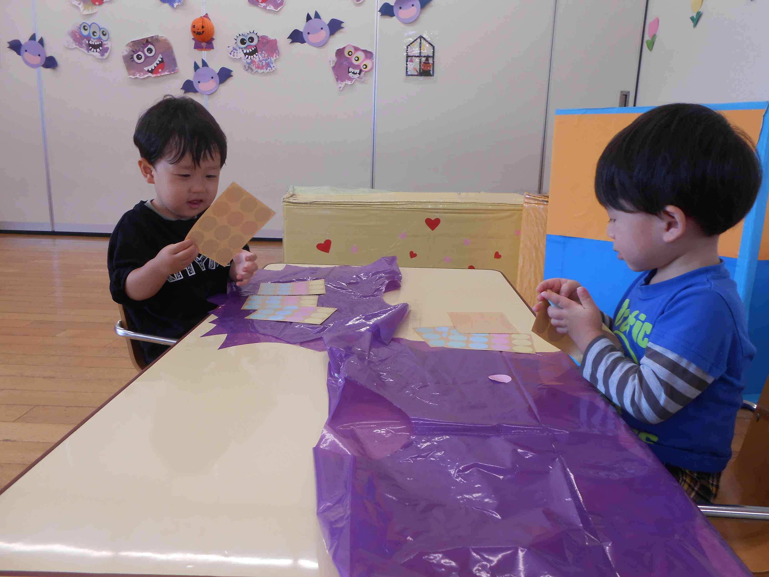 うさぎぐみ（1歳児）室内製作遊び