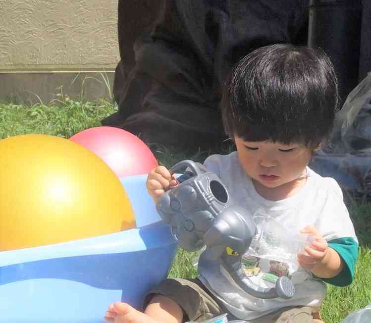 顔に水がかかってもへっちゃら、水遊びをとっても楽しんでいます