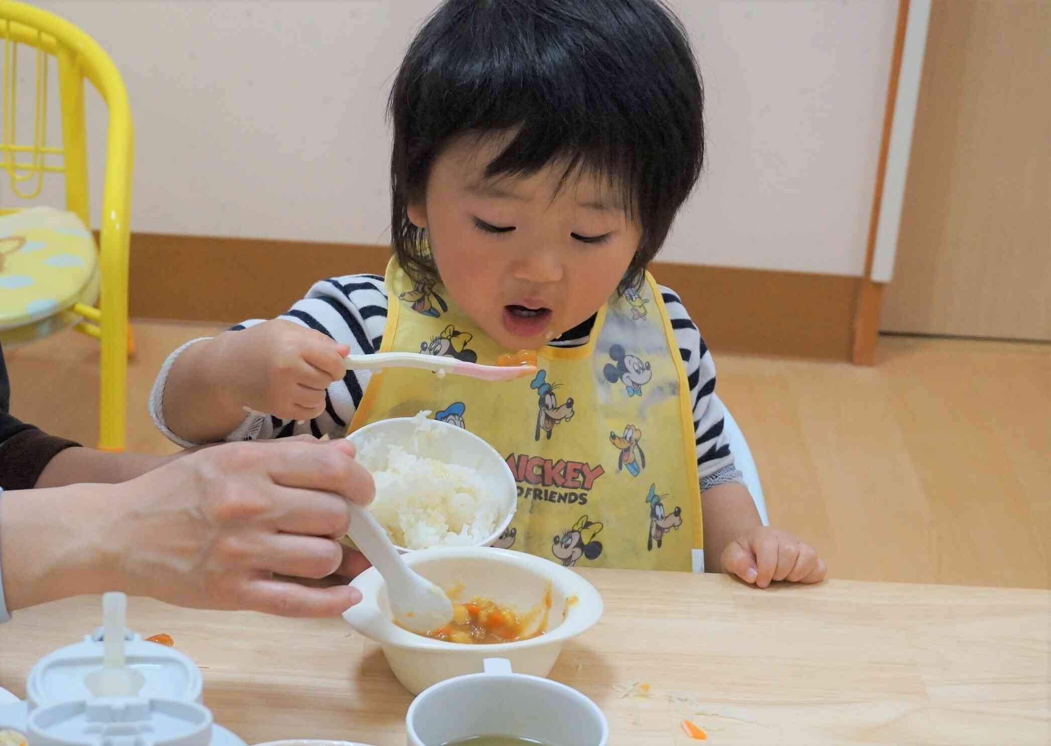 0歳児さんもスプーンですくって上手に食べていますよ♪