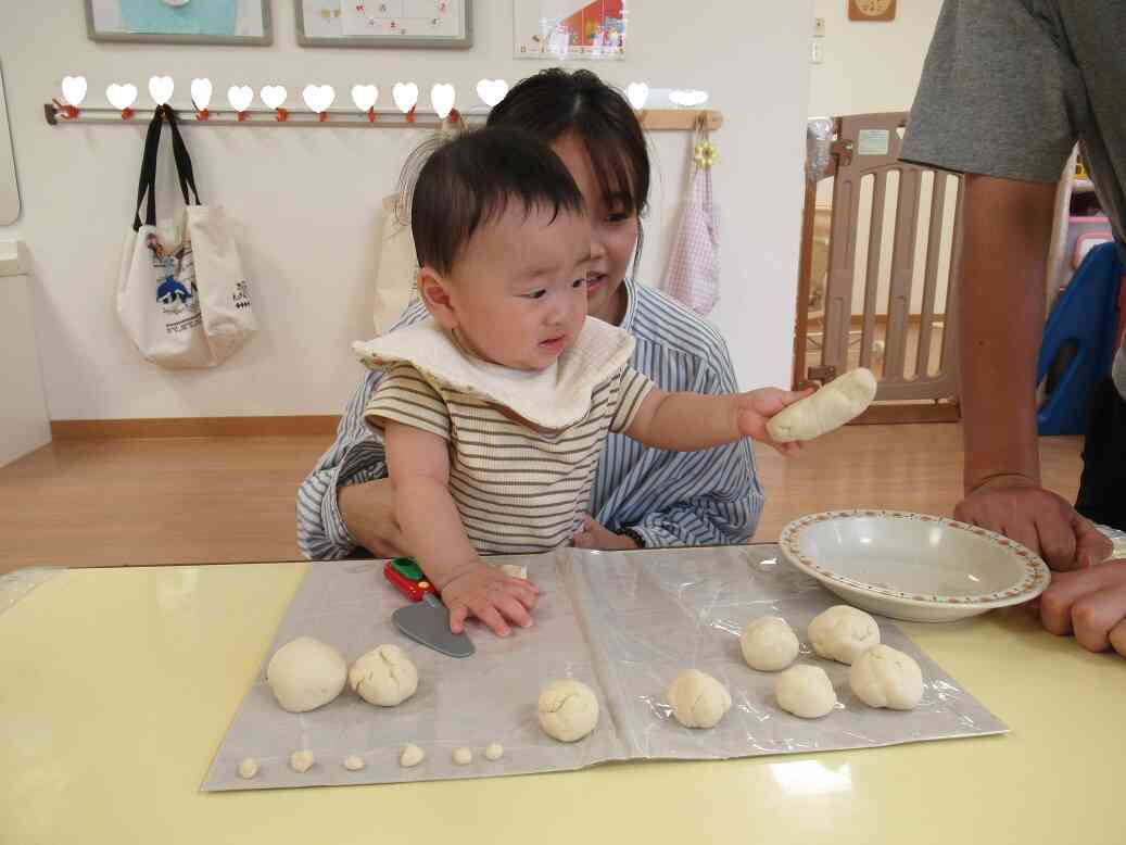 丸めたり、オモチャの包丁でトン！っと切ったりしてくれました～♪