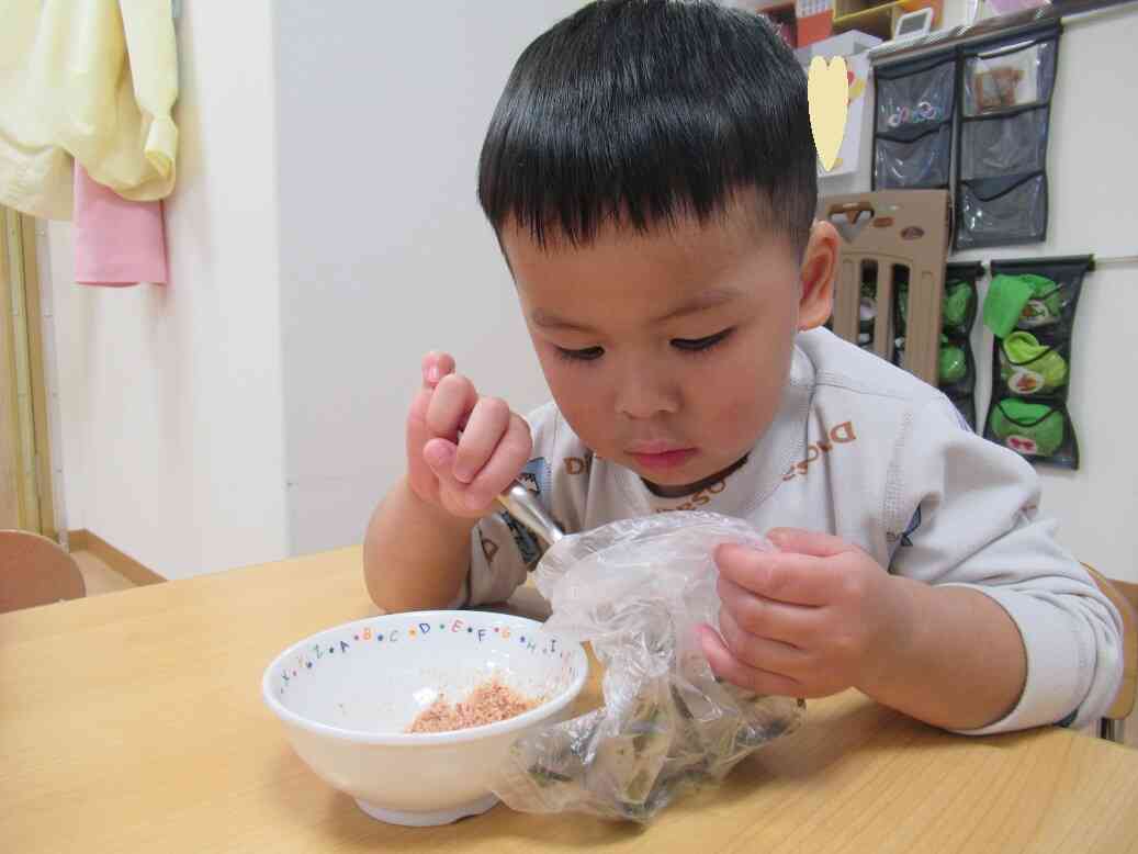 のりが細かくなったら、かつおぶしやじゃこを入れていきます！！