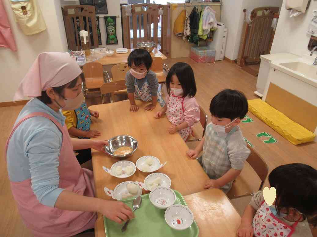 出来上がったお餅にきな粉をかけてみよう～！！