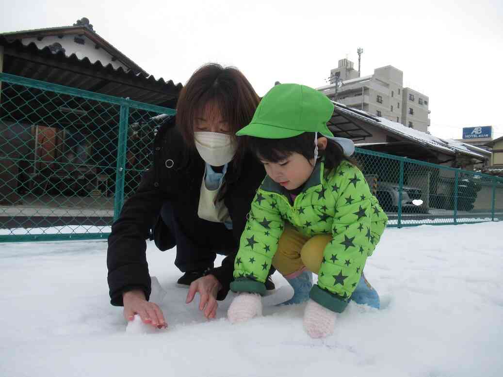 雪って気持ちいいね♡