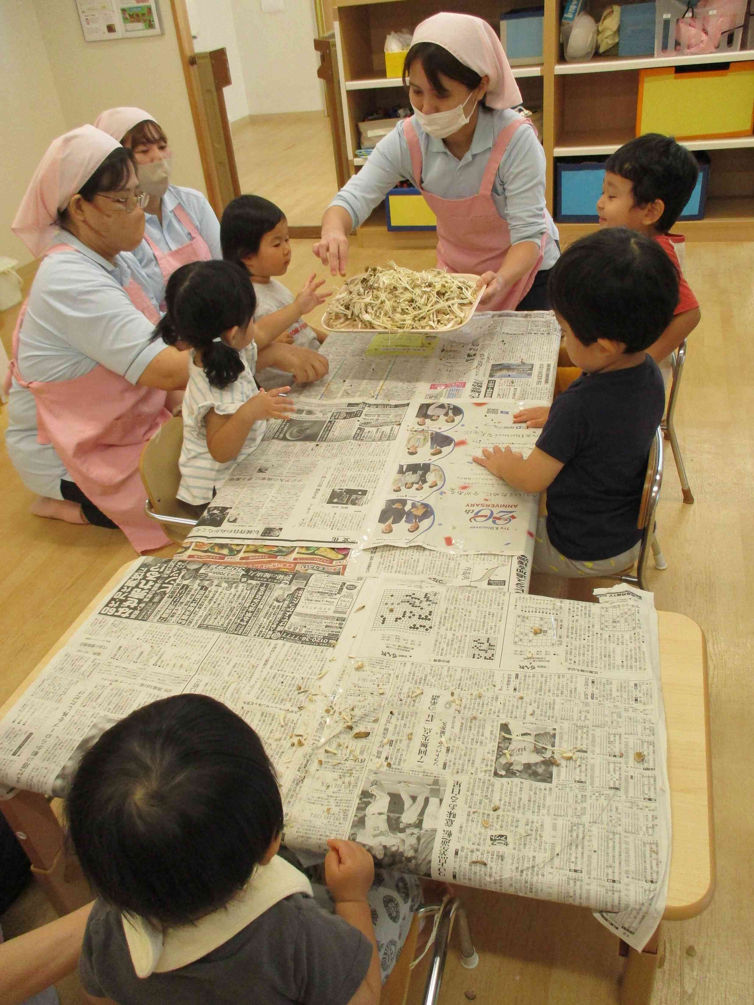 きのこさきが終わったらおぼんにのせて…給食のスープに、このきのこが入っているのかな？楽しみ！