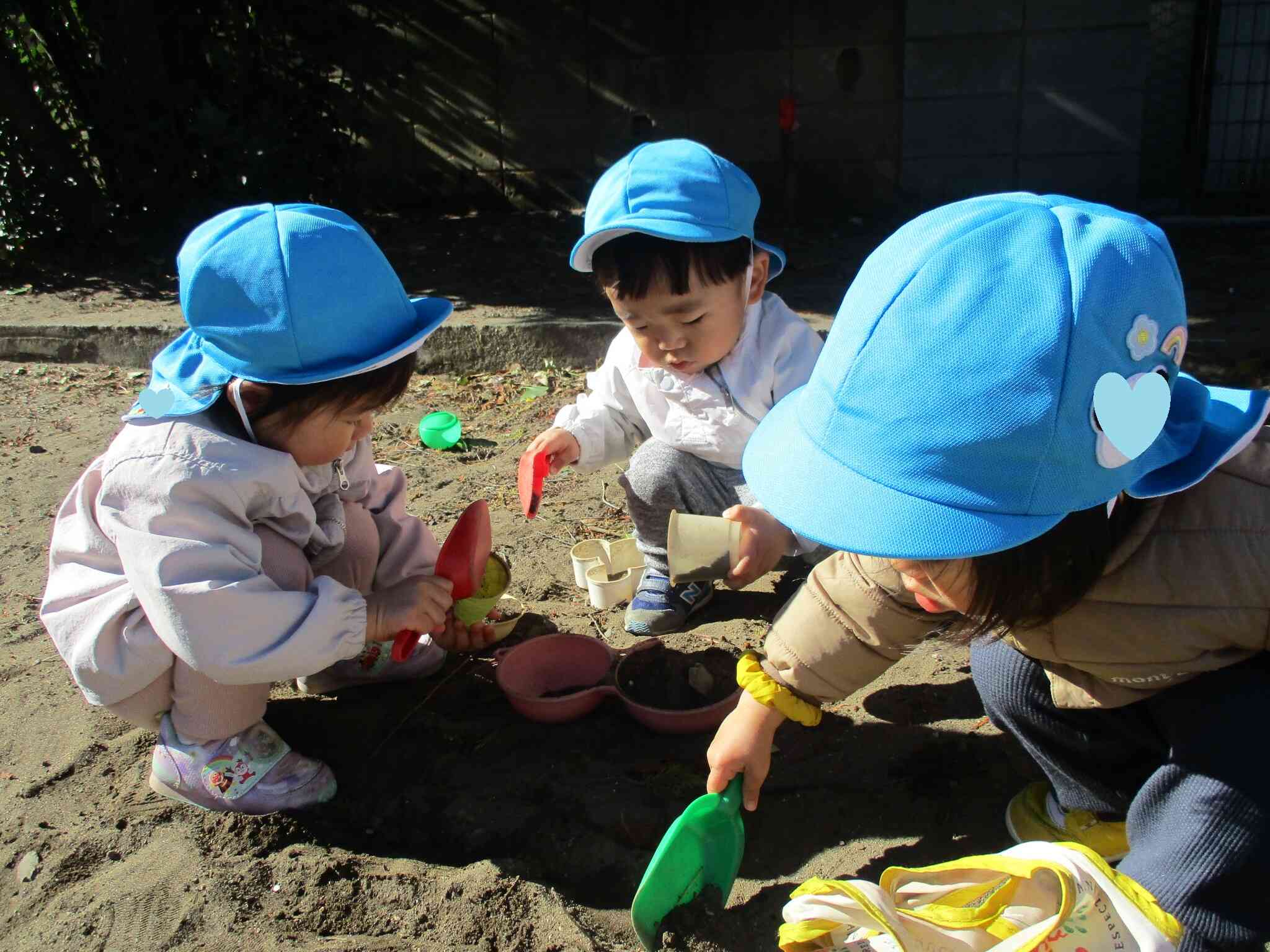 ぽかぽかの公園で、砂あそび