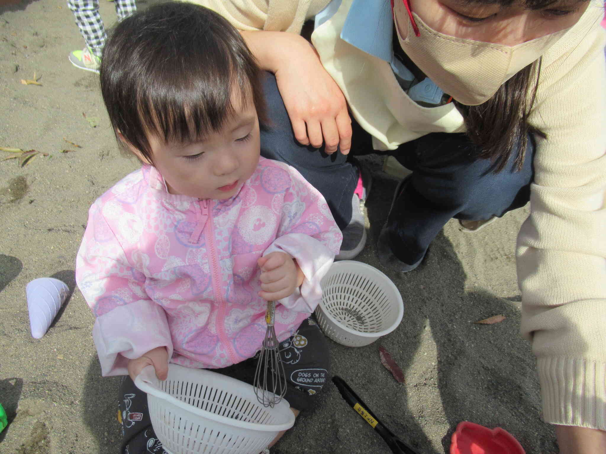 片手でざる、もう片方の手で泡だて器を持ってまぜまぜしたよ！