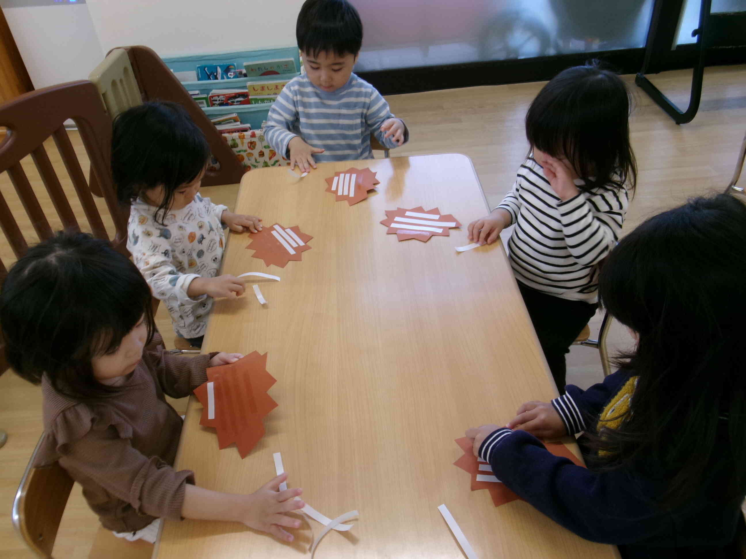 はりねずみ、できるかな？製作の様子（１，２歳児）