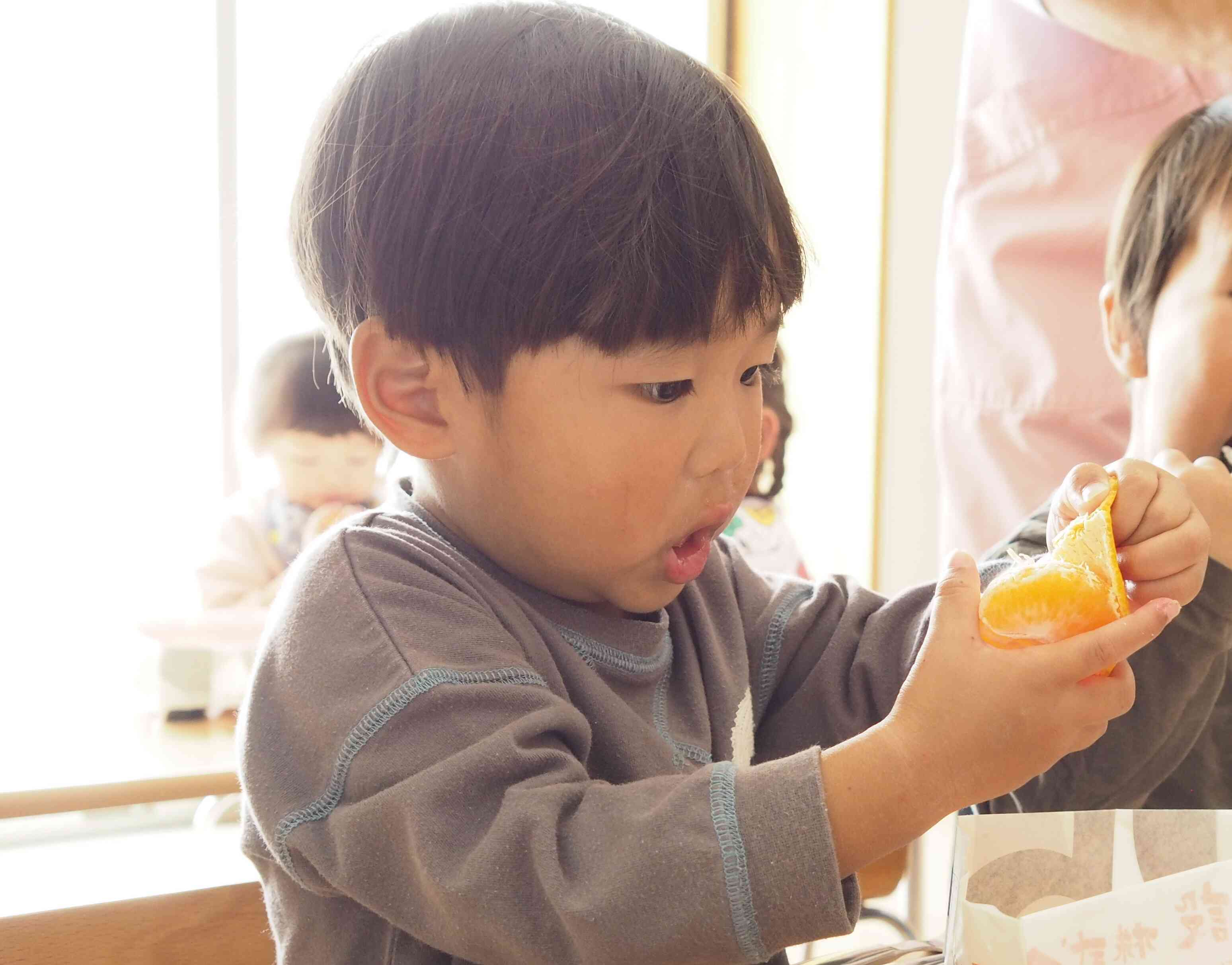 給食ではみかんの皮を自分でむいたよ