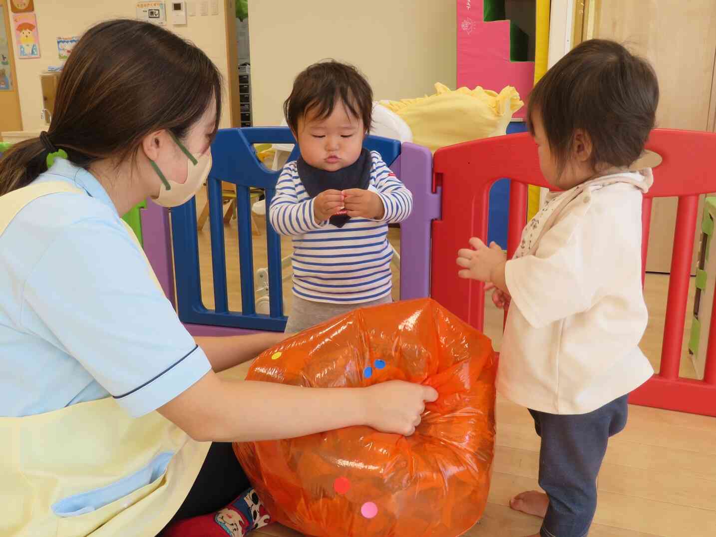 ひよこ組の子ども達が力を合わせて大きなかぼちゃを作りました☆