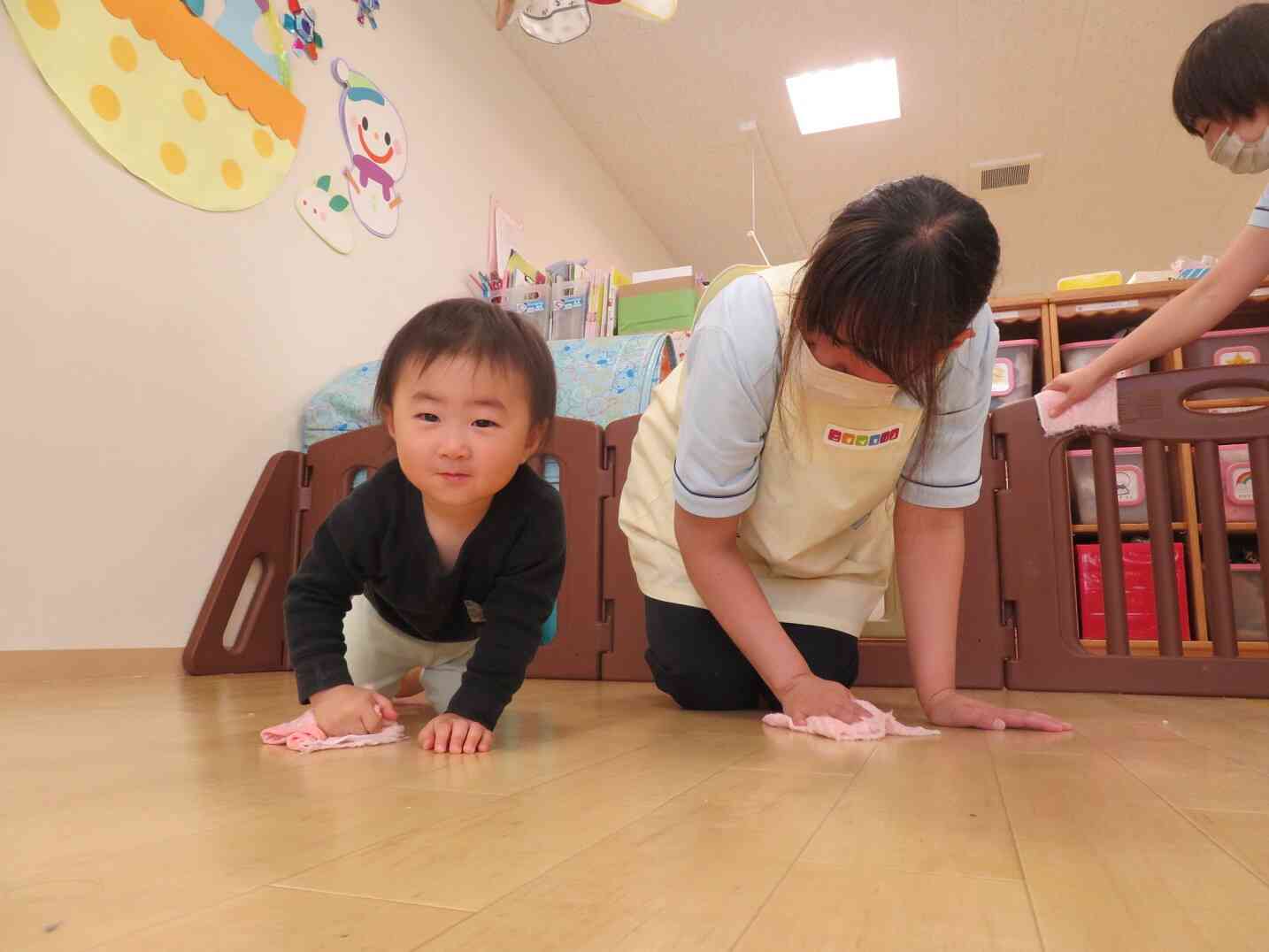 みんなでお部屋を大掃除したり・・・