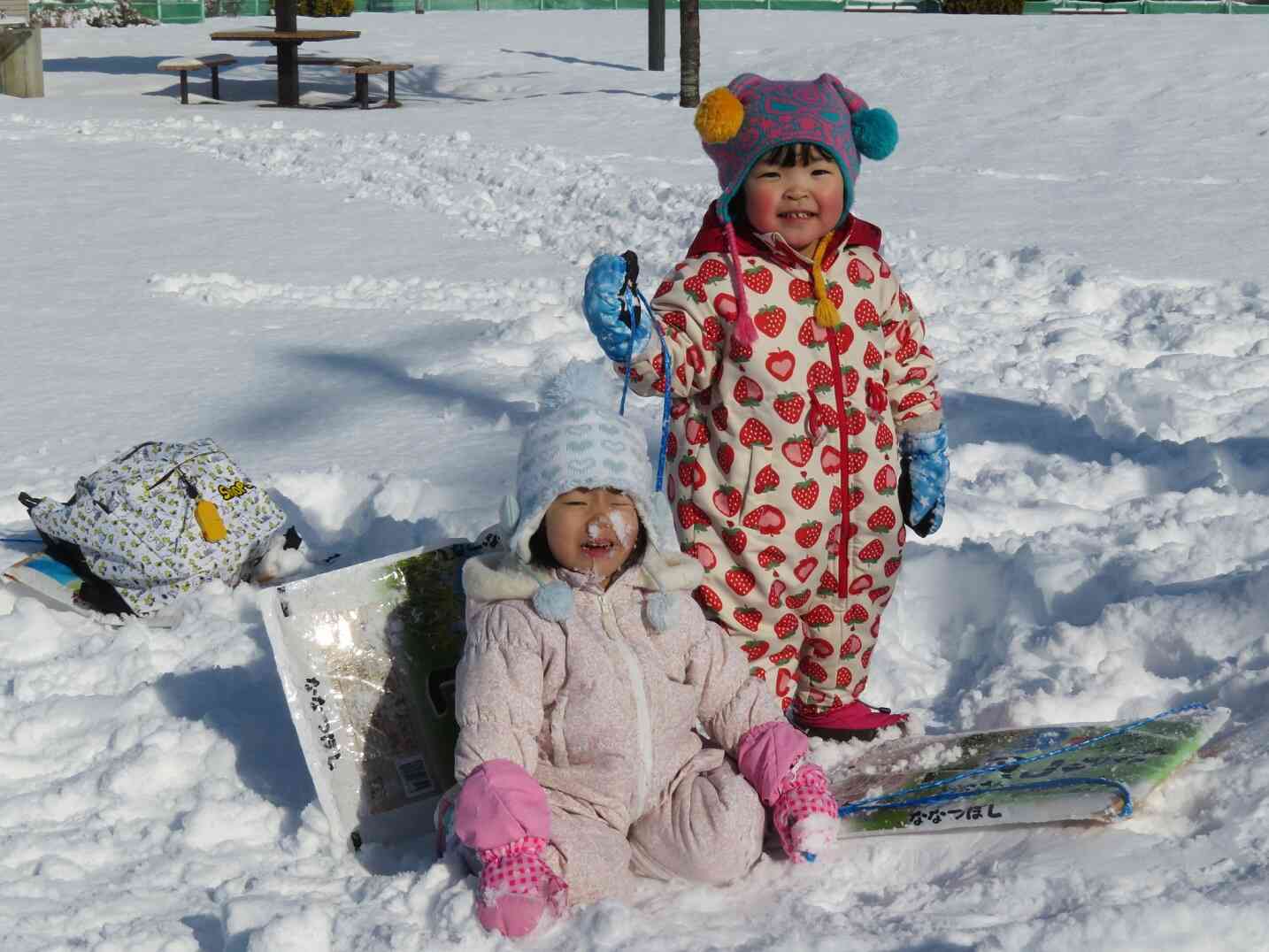 朝降ったフカフカの雪でおもいっきり遊びました。何度も山を登り雪だらけになってもこの笑顔♪逞しいですね！！