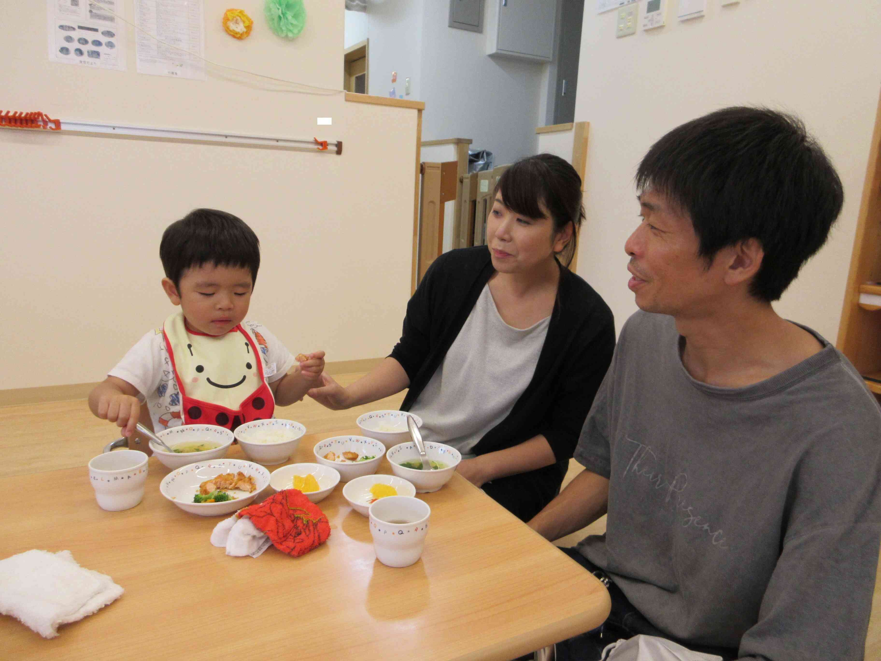 お野菜も食べれるよ。ママ・パパ見ててね！