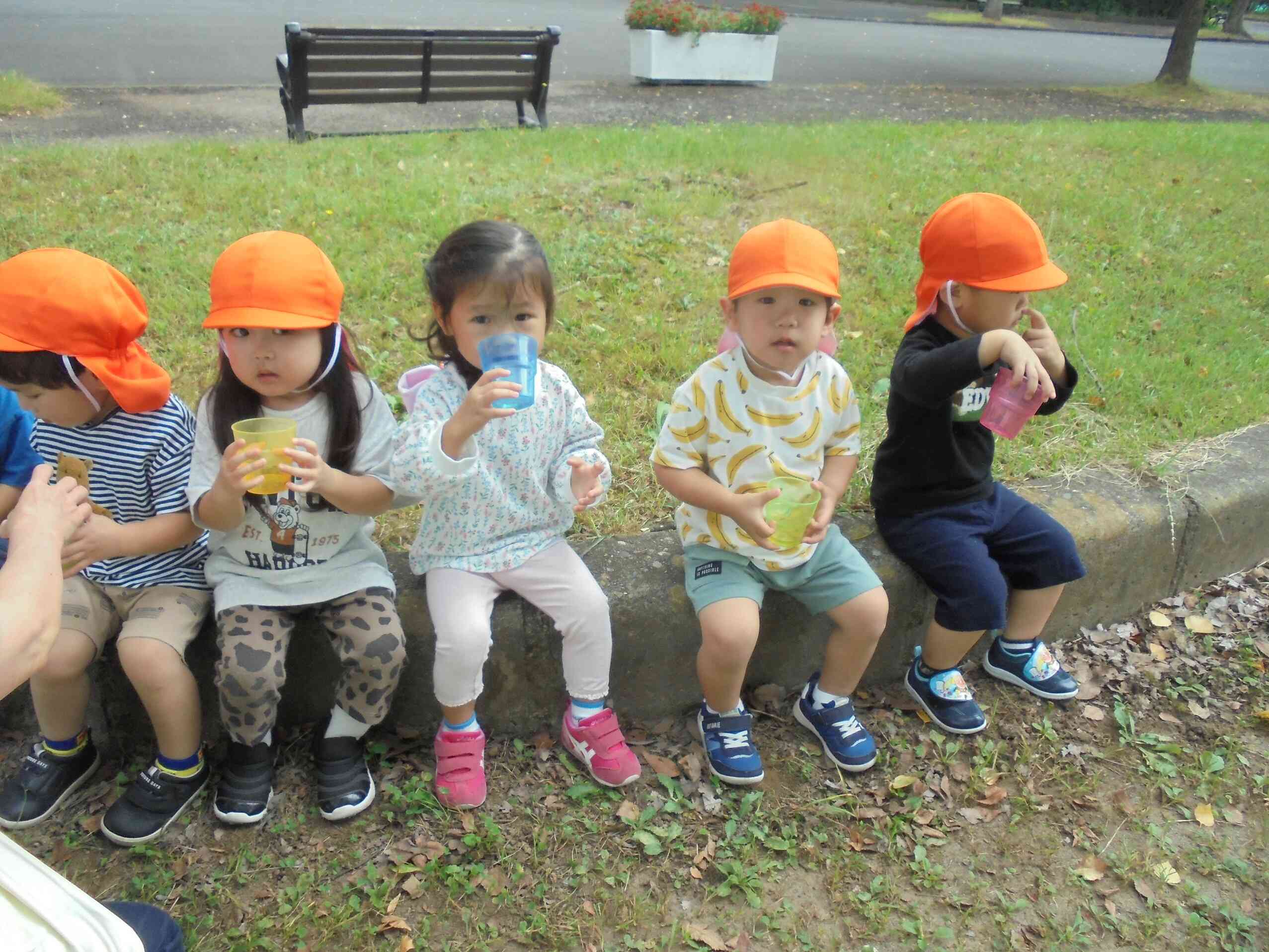 公園に着いたよ！たくさん歩いたからお茶を飲もうね