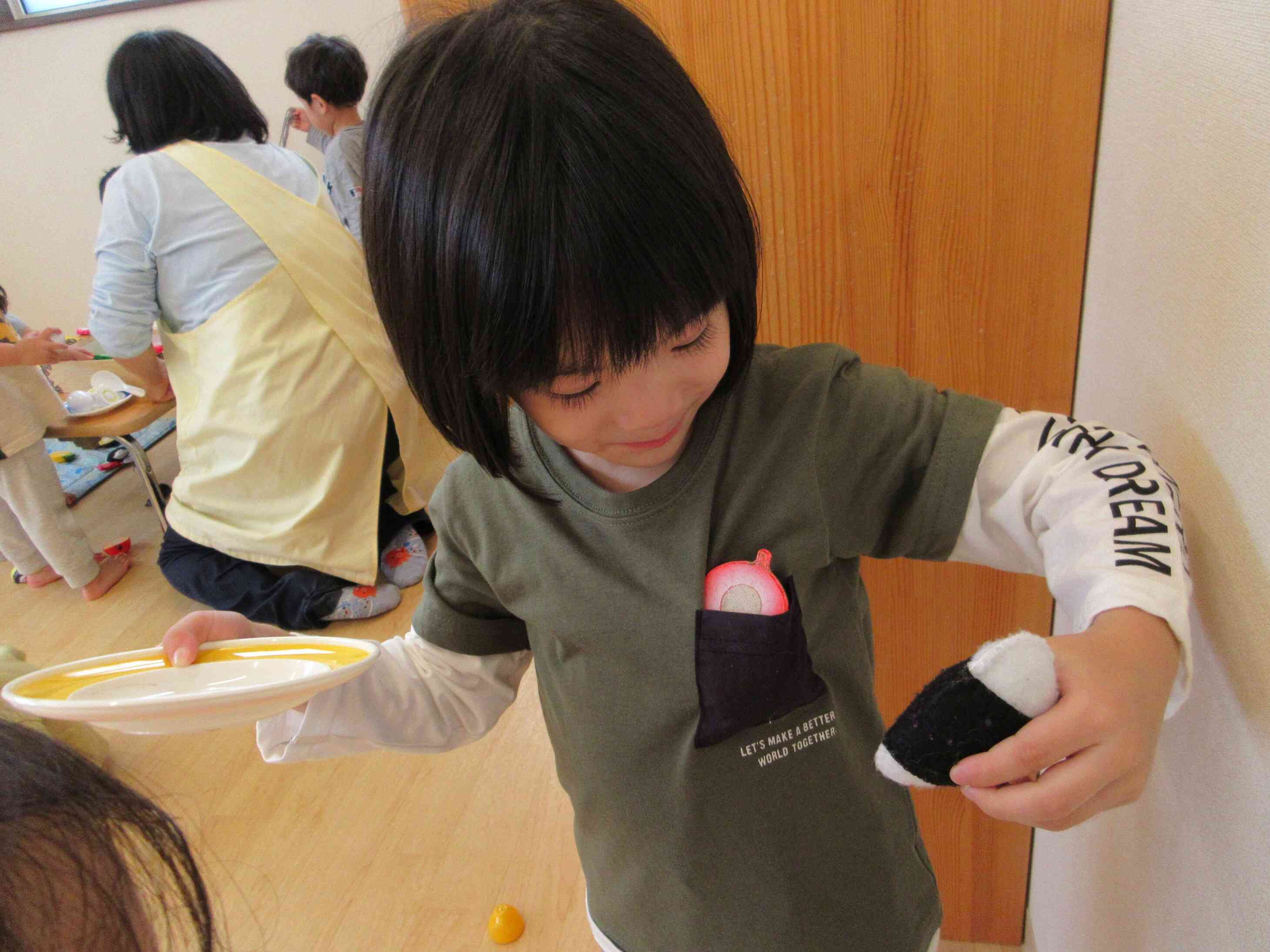 あ！胸ポケットに美味しそうなイチゴが！