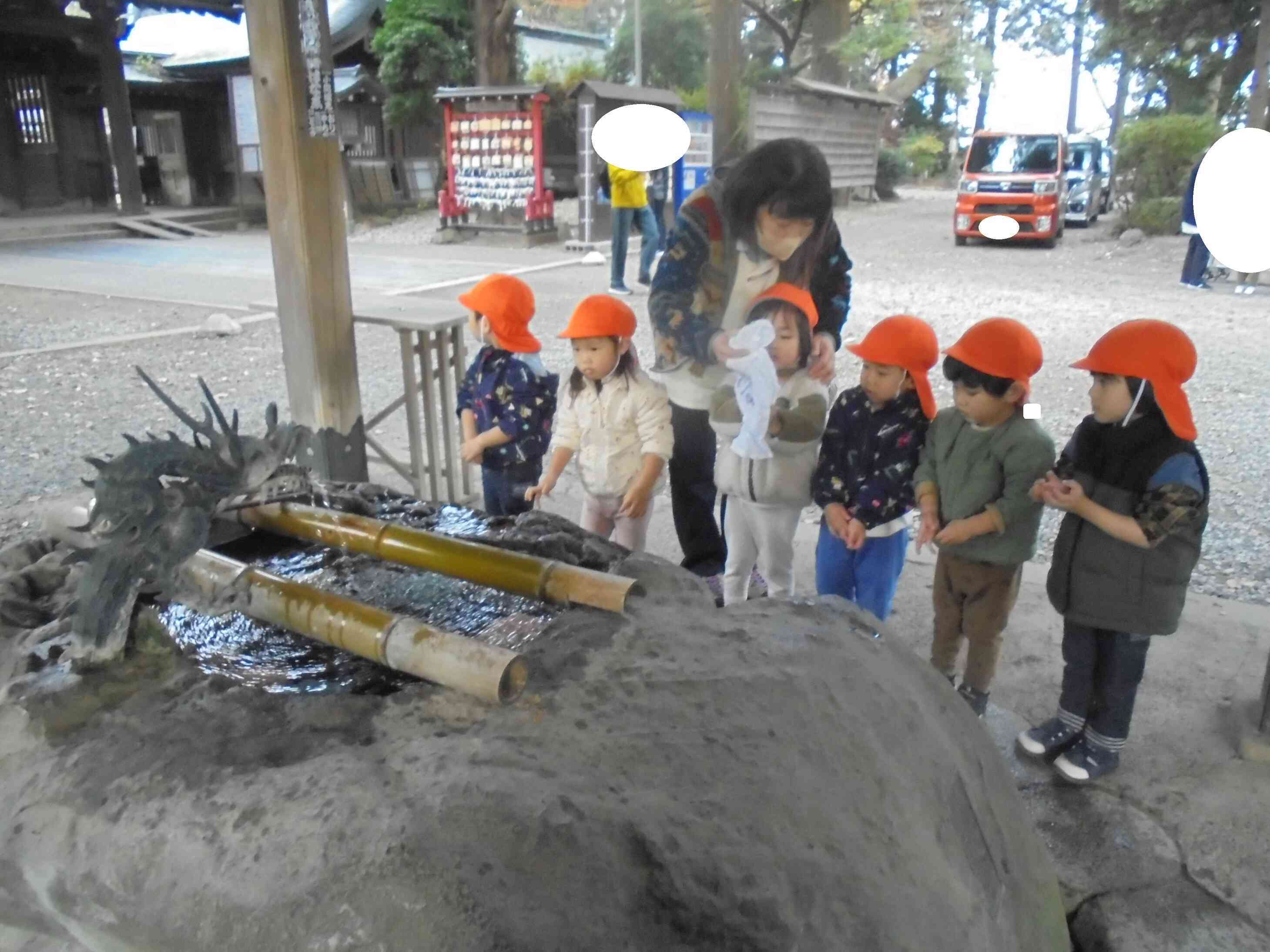 きれいなお水で手を清めます