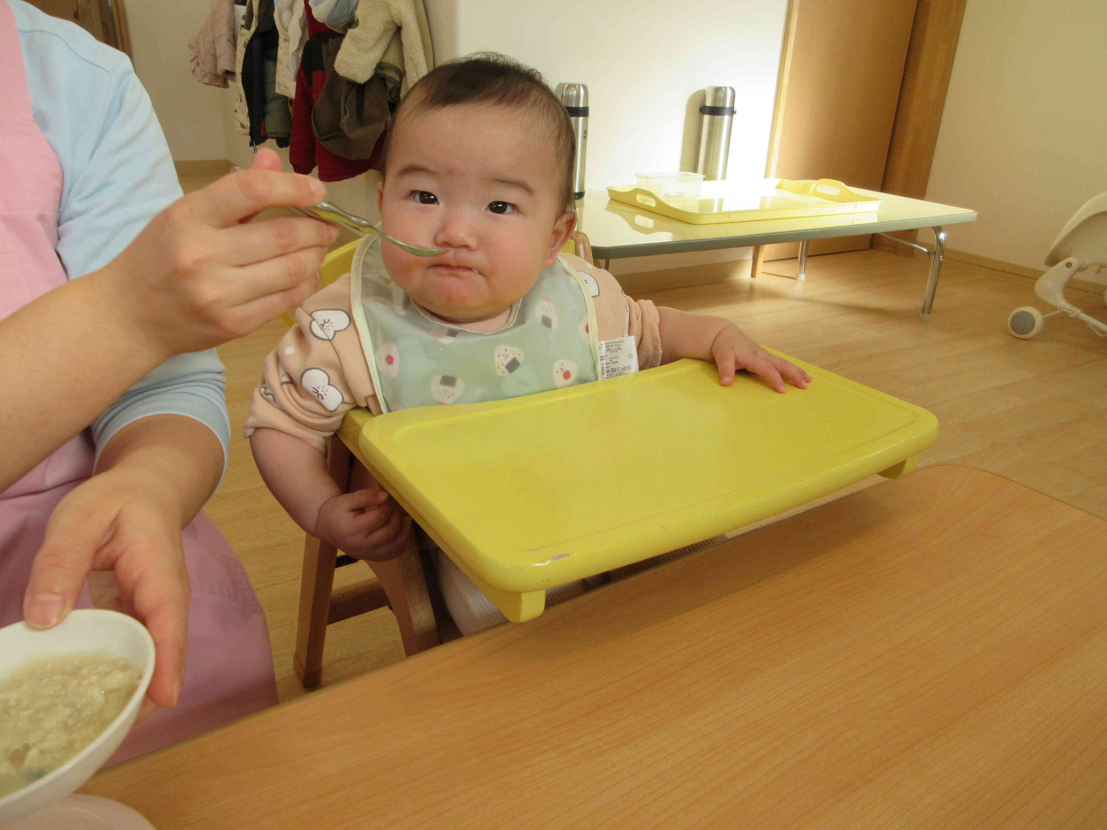 私は今日から離乳食開始！みんなと一緒に食べるのは楽しいね