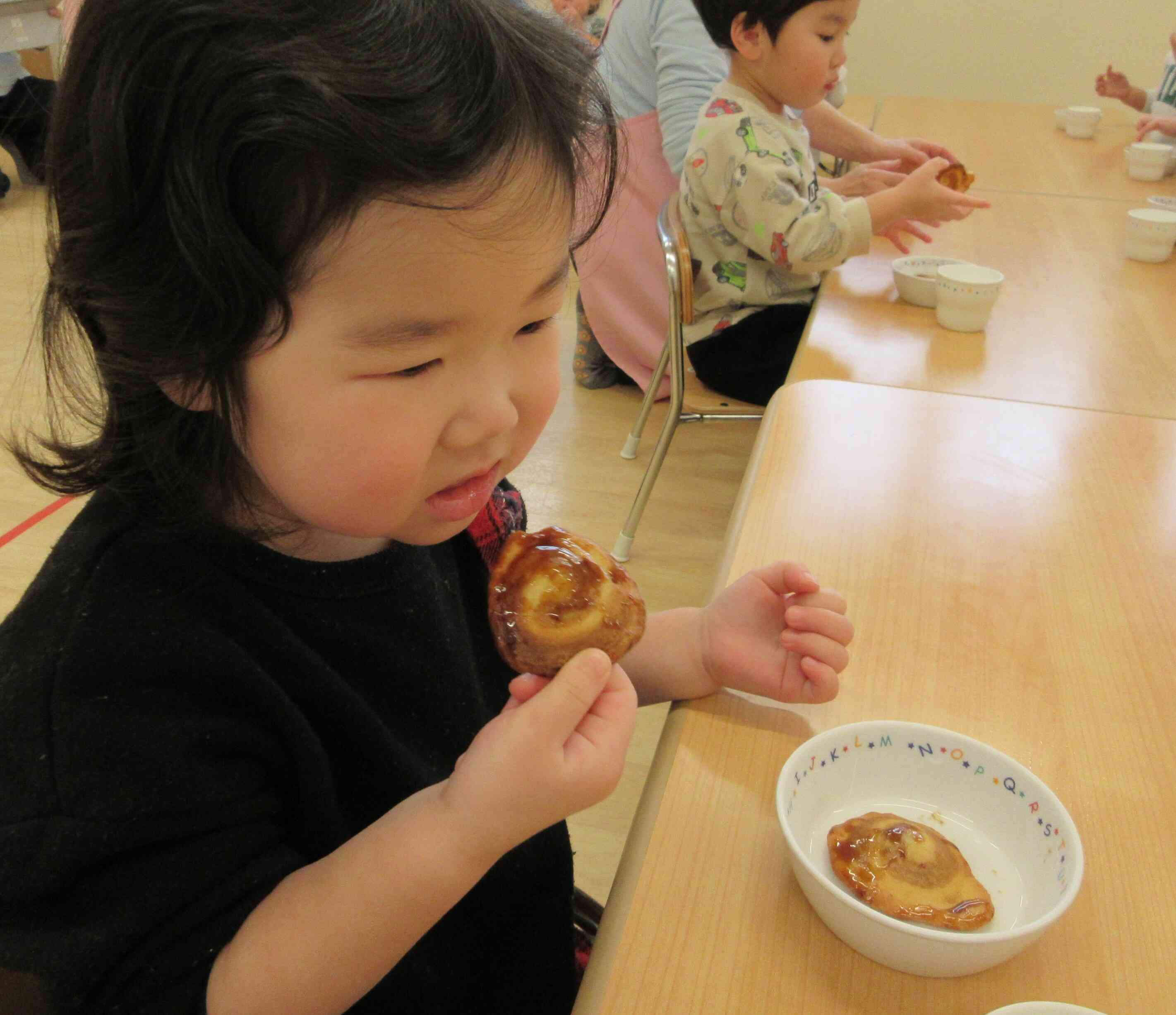 みんなでこねて作った渦巻かりんとう、美味しいなぁ～