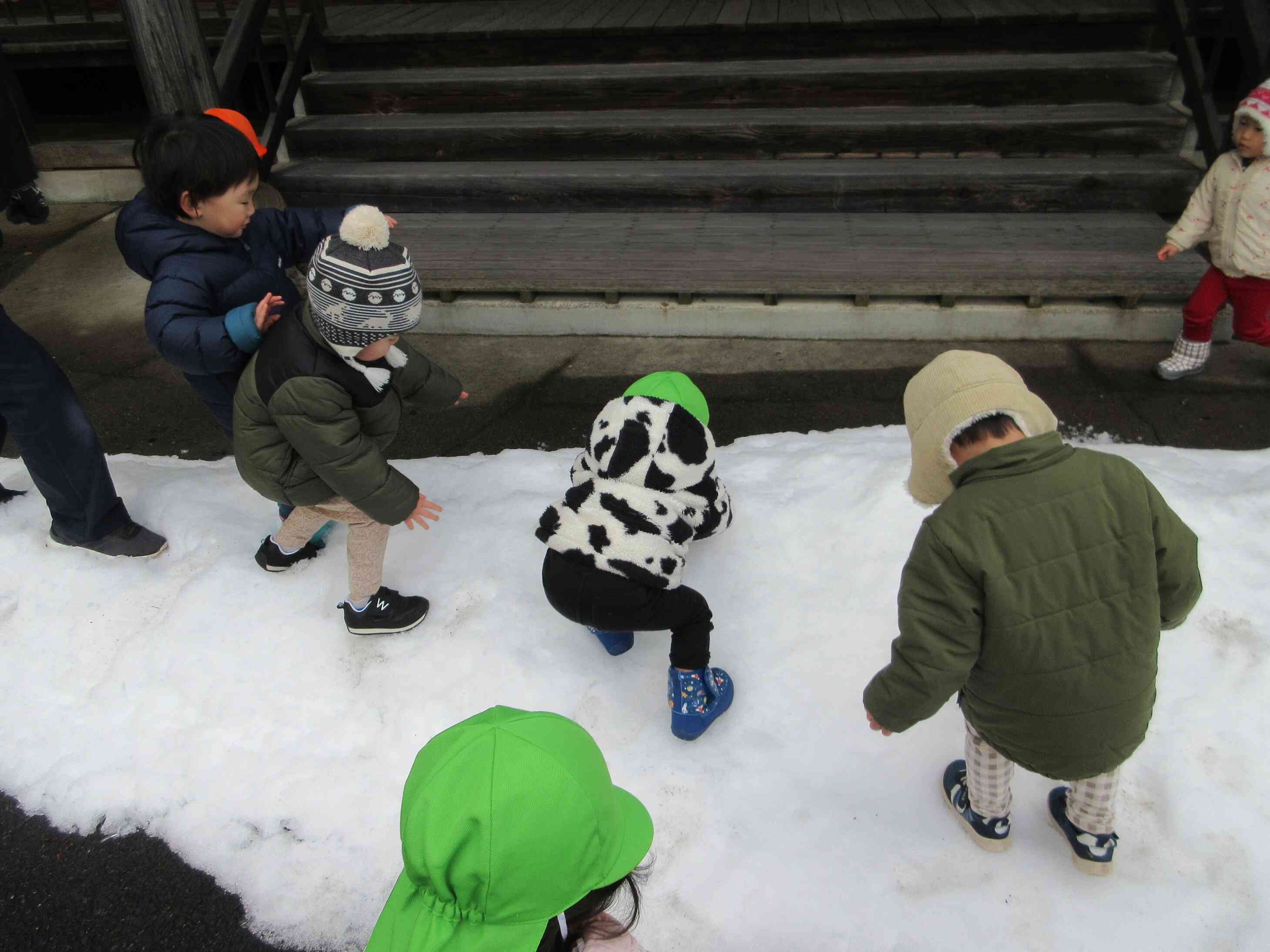 雪の山をみんなで登ろう！