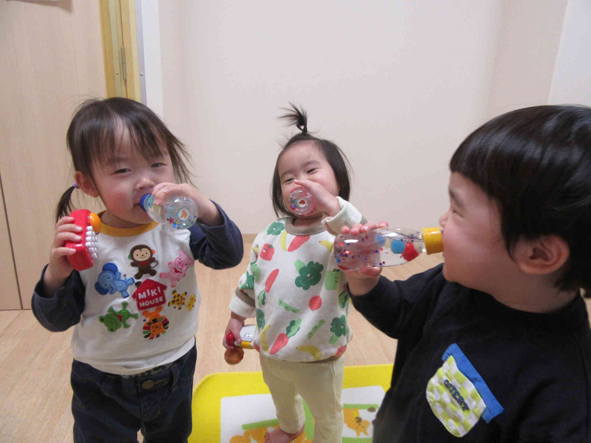 ゴクゴク・・・飲んでるまねっこ！