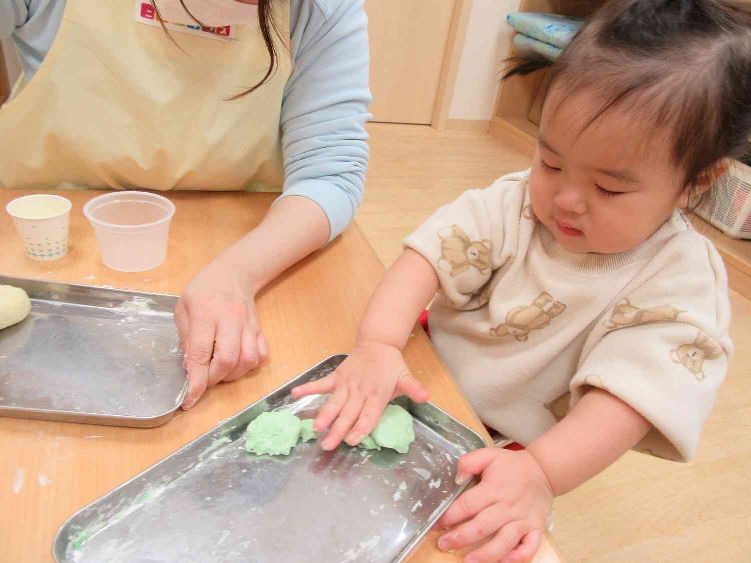 小麦粉の感触面白いね♪