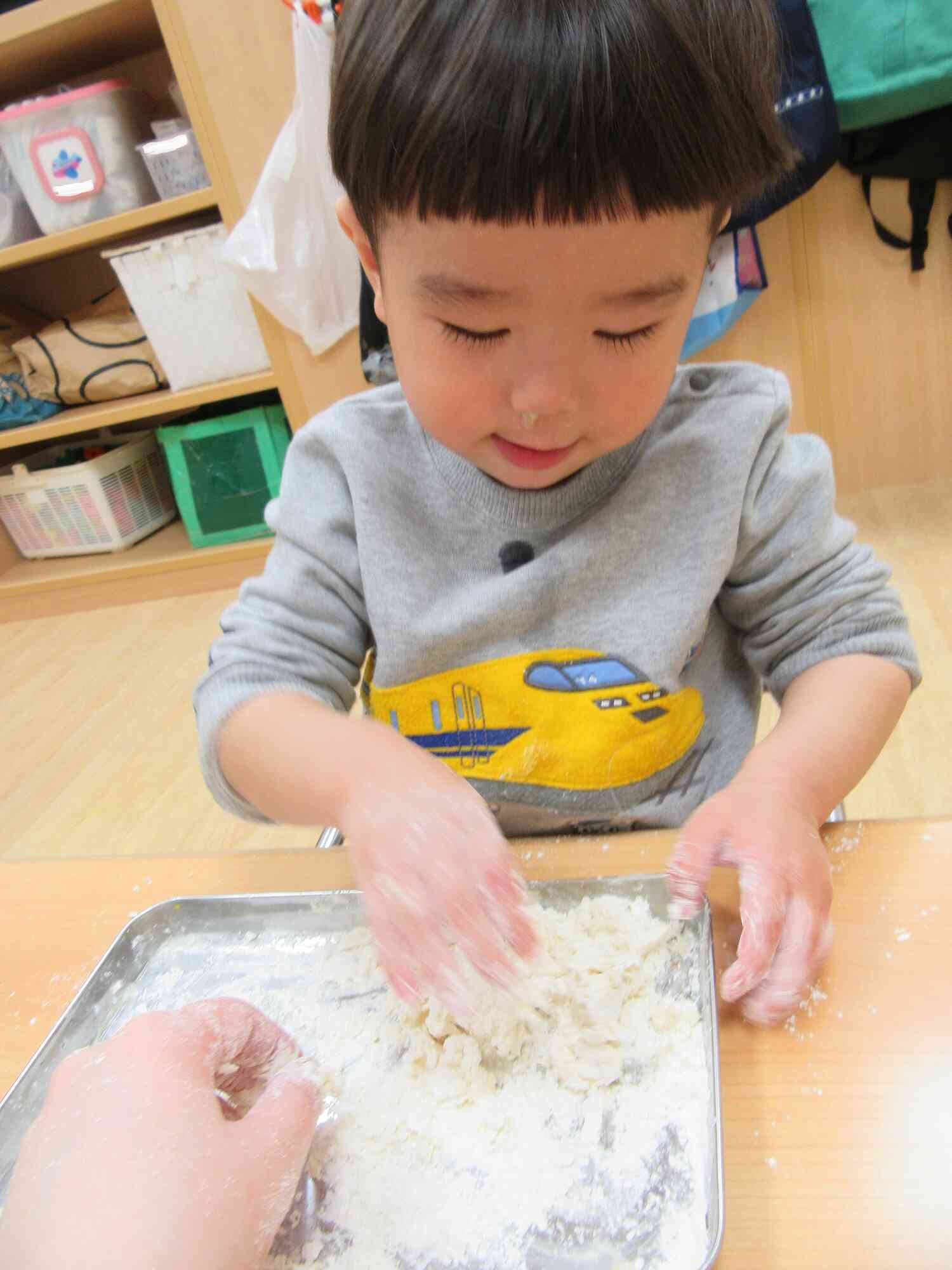 粉から粘土作るのはじめてー！！