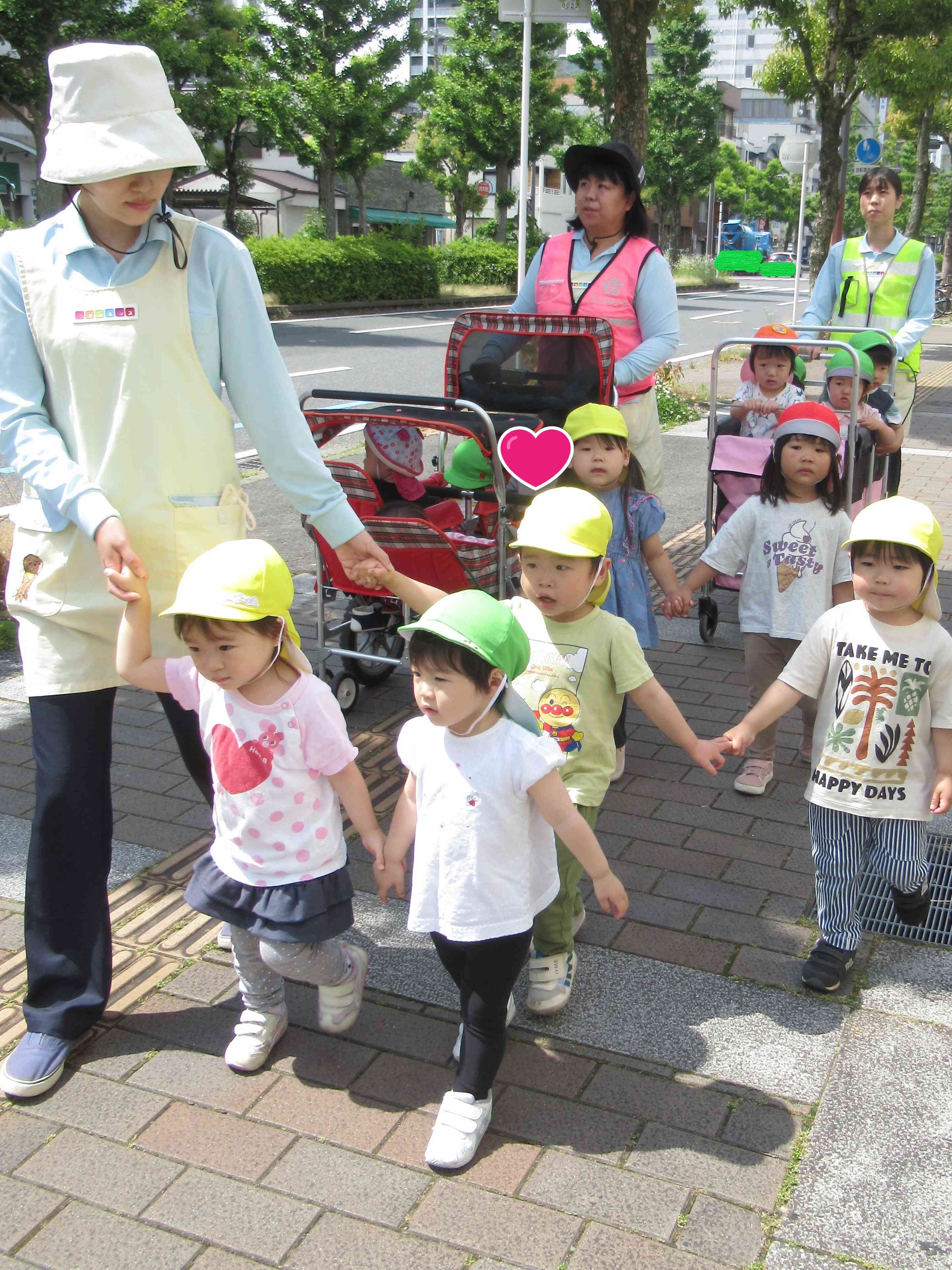 保育園から琵琶湖沿いのなぎさ公園まで、みんなでピクニック♪