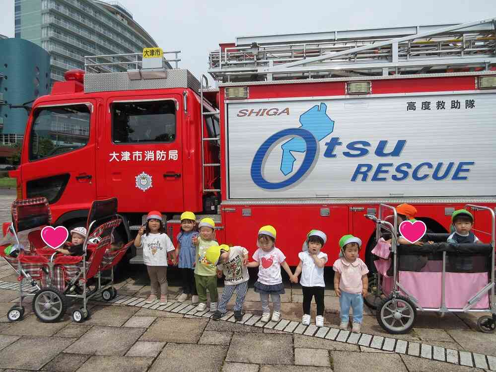 たまたま公園で訓練していた消防車と遭遇しました！記念にパチリ！！