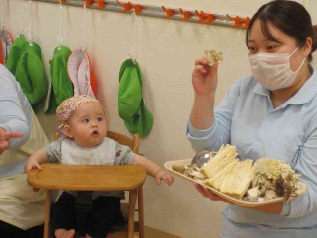 栄養士の先生がお話ししている間も、ひよこ組さんはきのこに夢中でした♪