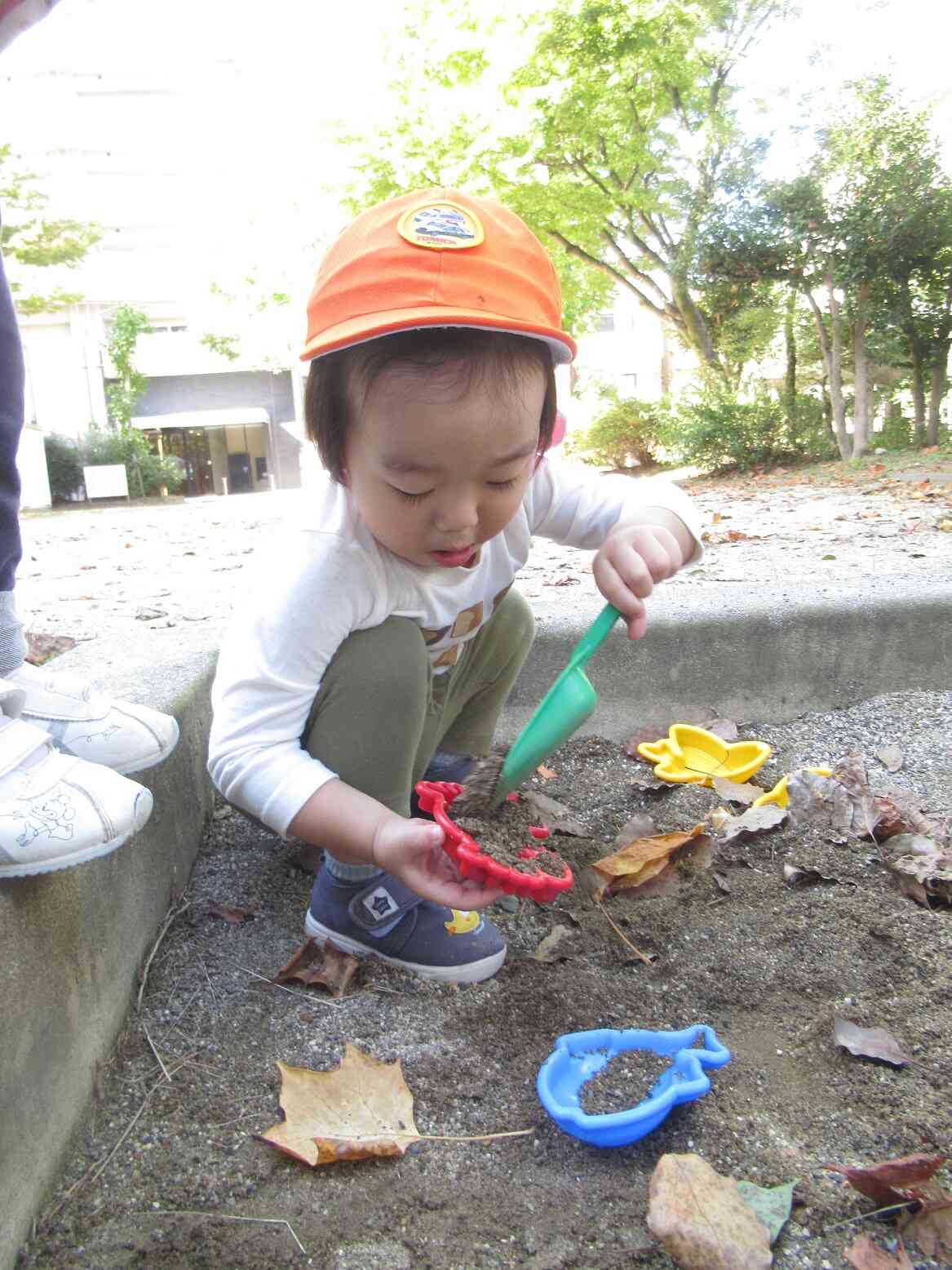 お砂遊びも楽しいな♪