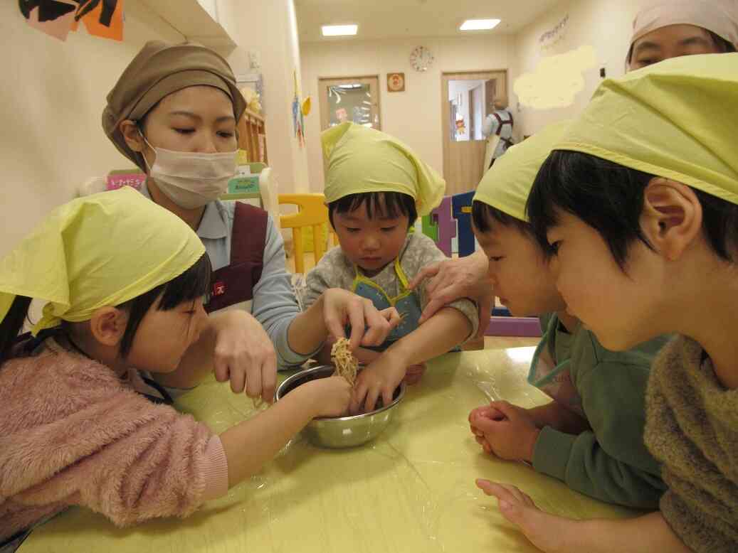 1月の食育「乾物に触れてみよう」