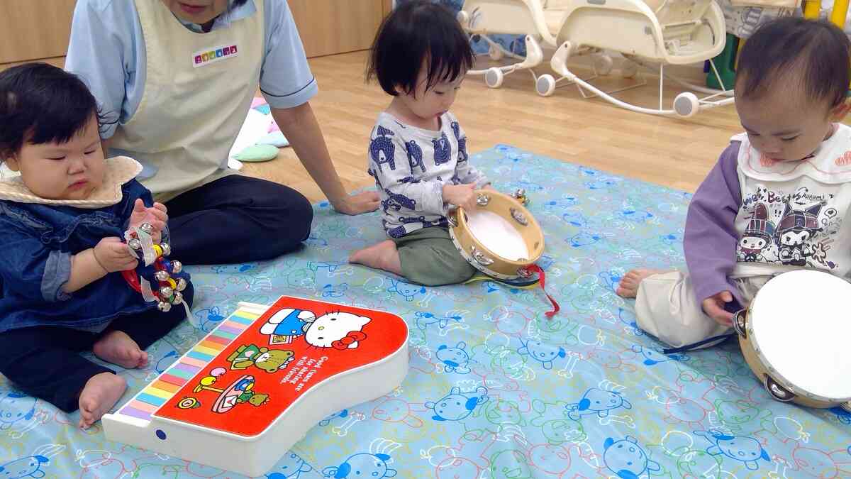 0・1歳児のお友だちも楽器に触れてみました♪