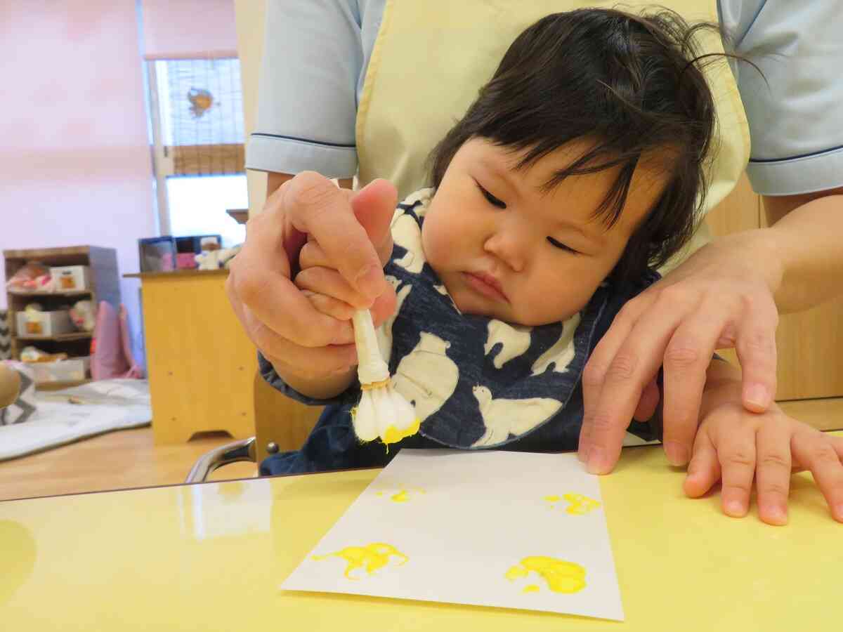 先生と一緒にお花のタンポをしたよ