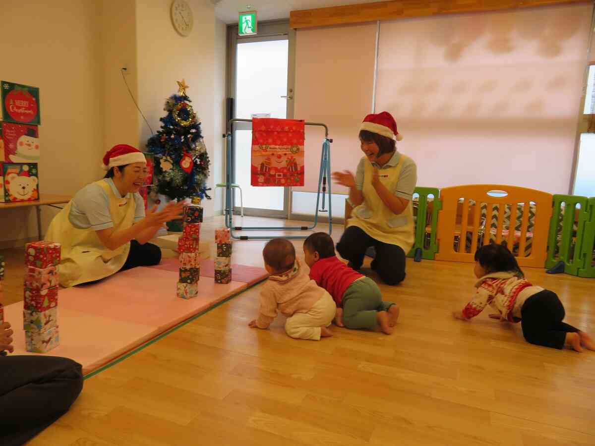 0歳児ひよこ組さんはプレゼント倒しゲームで楽しみました♪